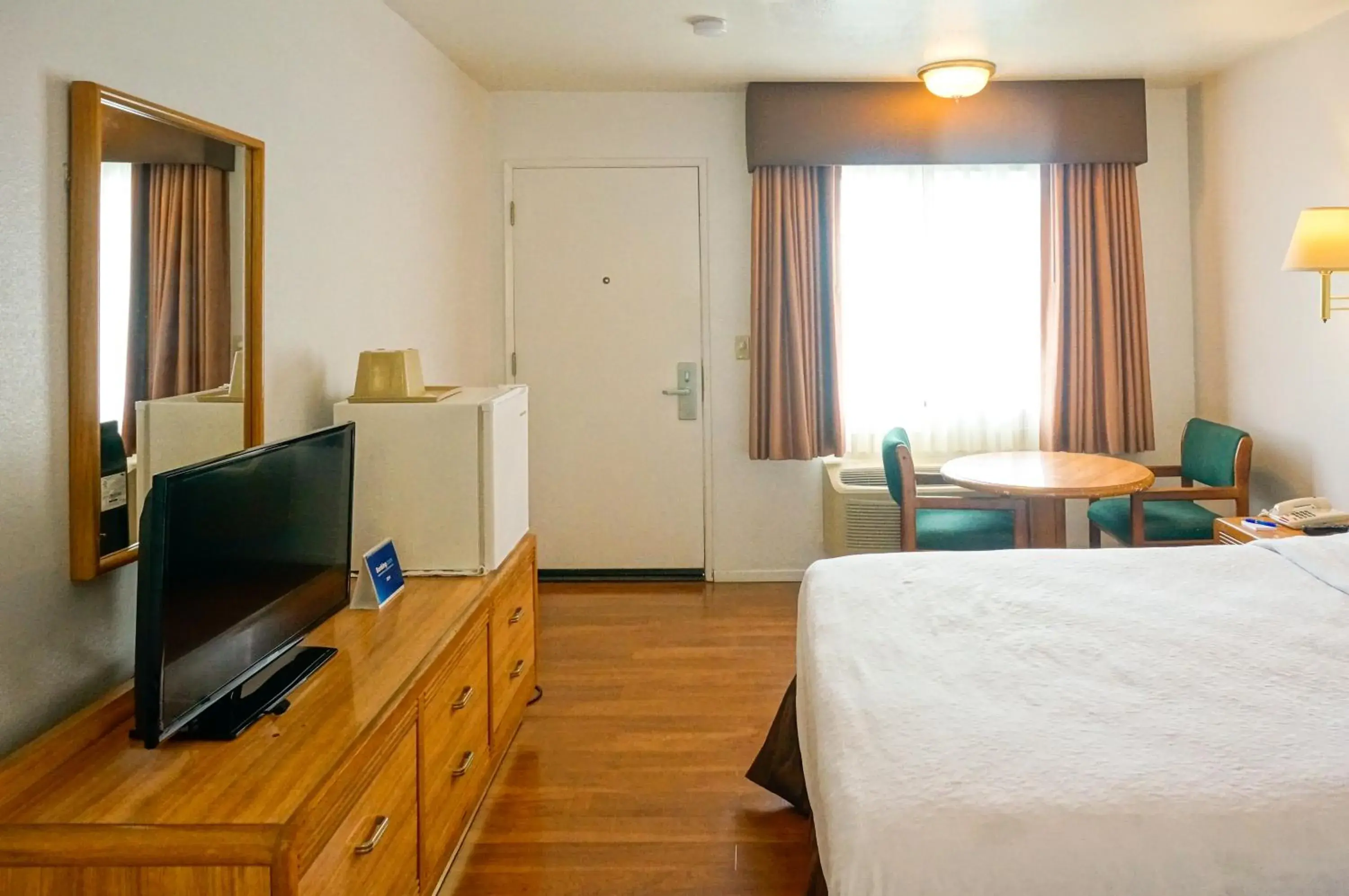 Bed, TV/Entertainment Center in OceanView Motel