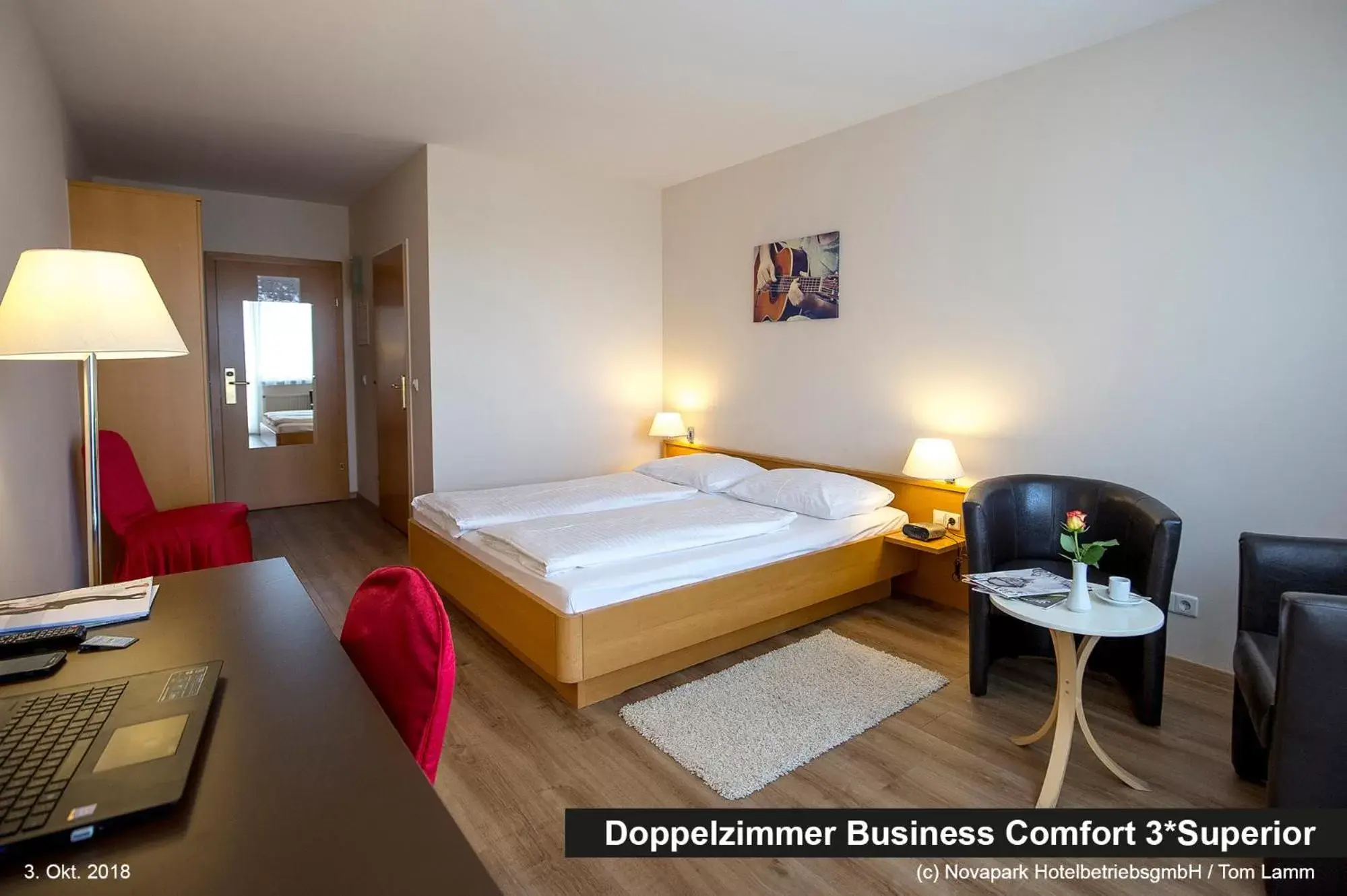 Photo of the whole room, Bed in NOVAPARK Flugzeughotel Graz