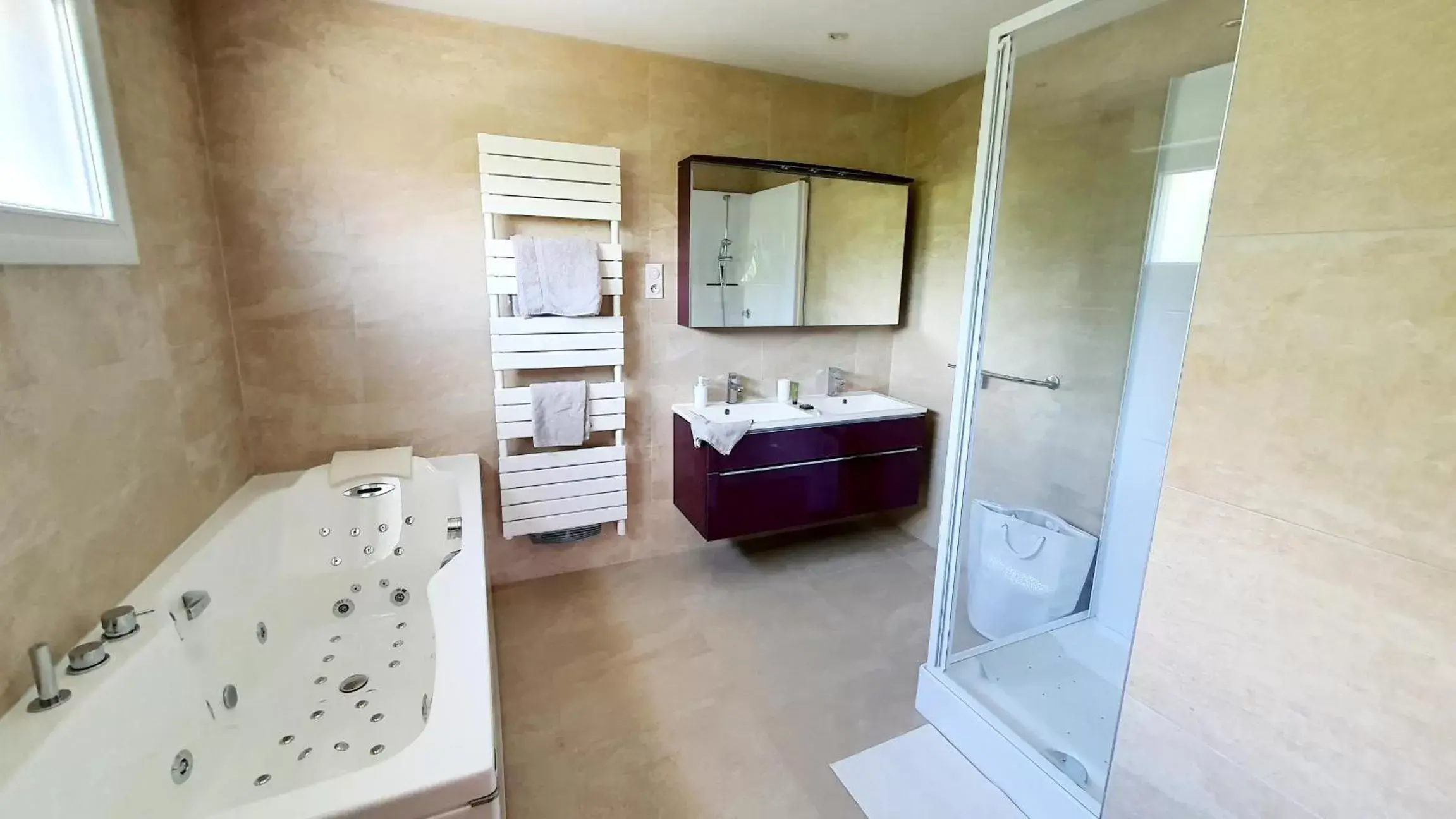 Shower, Bathroom in Chambre Balnéo à Chaumont (Maison Bonhage)