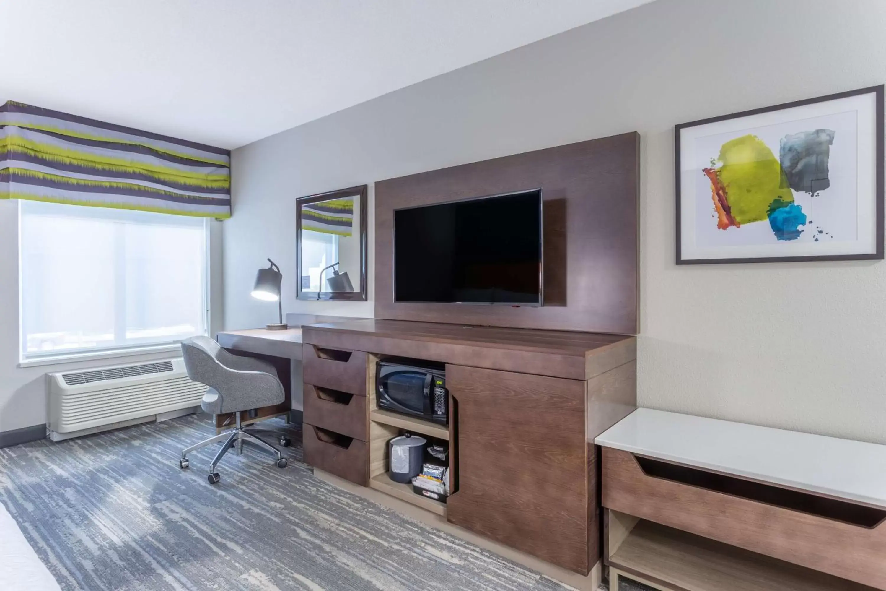 Bedroom, TV/Entertainment Center in Hampton Inn Sioux Falls