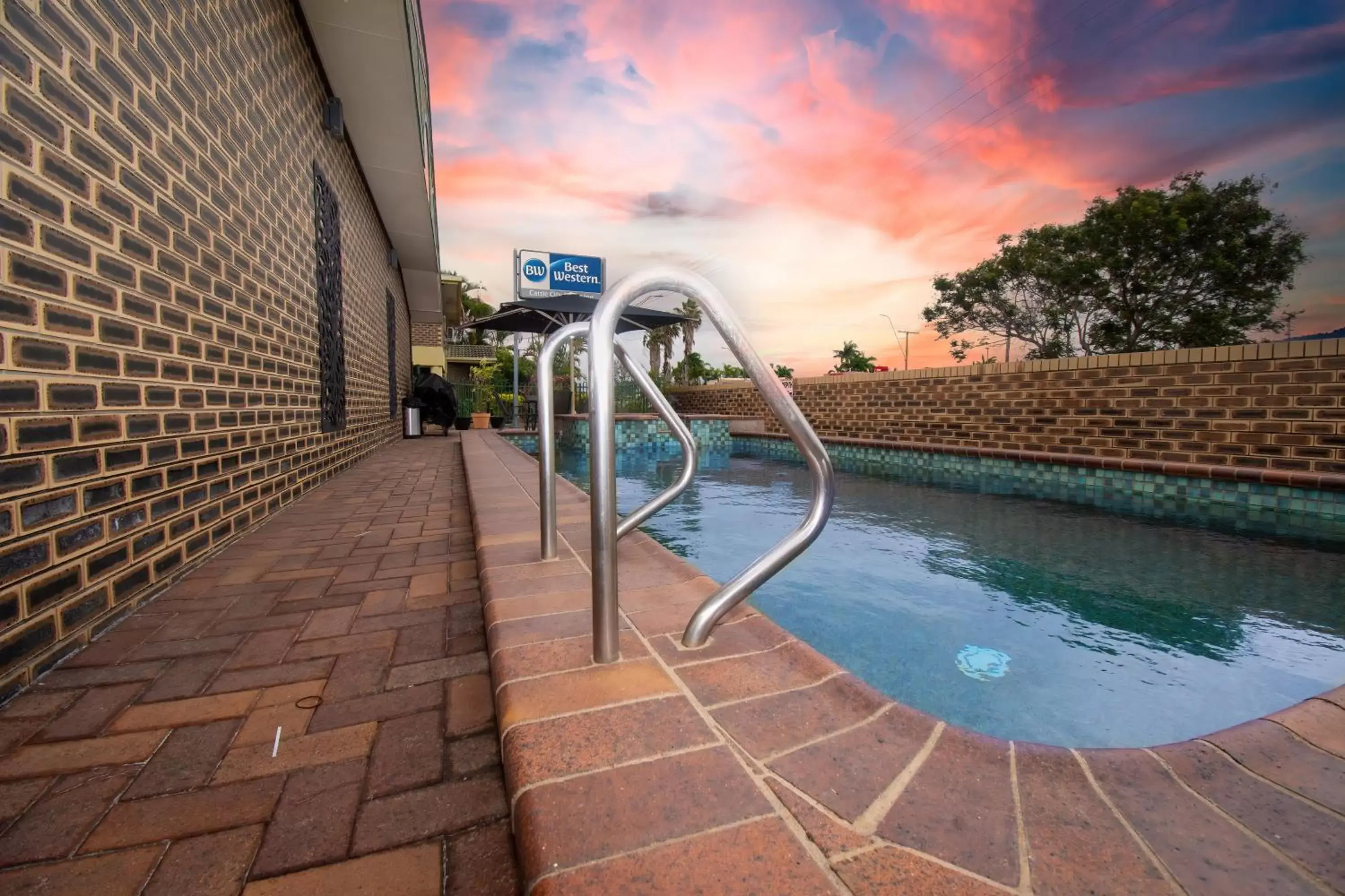 BBQ facilities, Swimming Pool in Best Western Cattle City Motor Inn