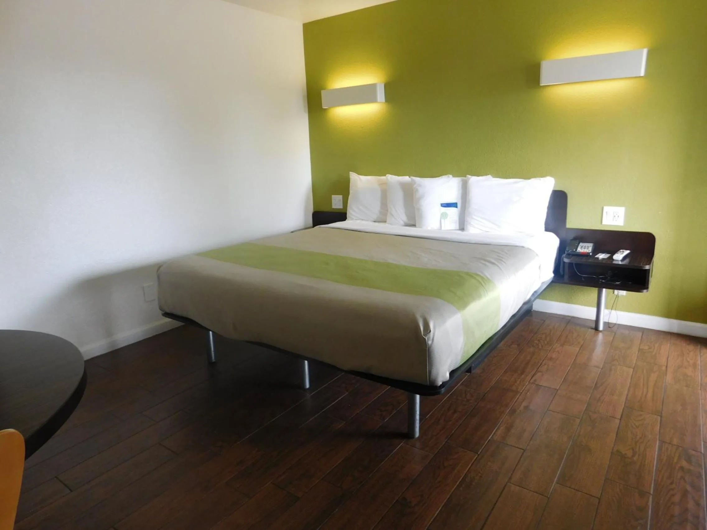 Bed in Fisherman's Cove Inn