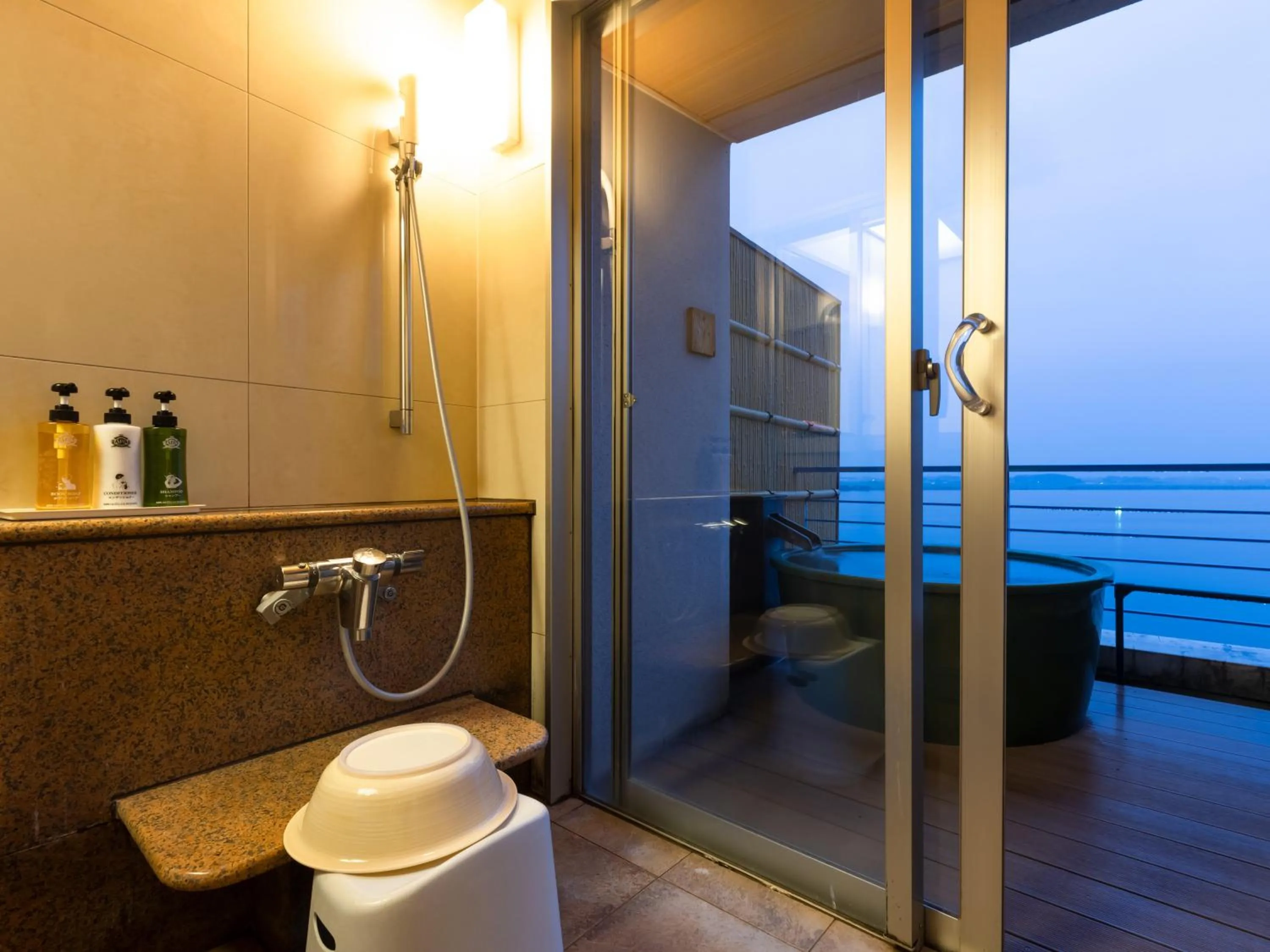 Shower in APA Hotel & Resort Kaga Katayamazu Onsen Kasuikyo