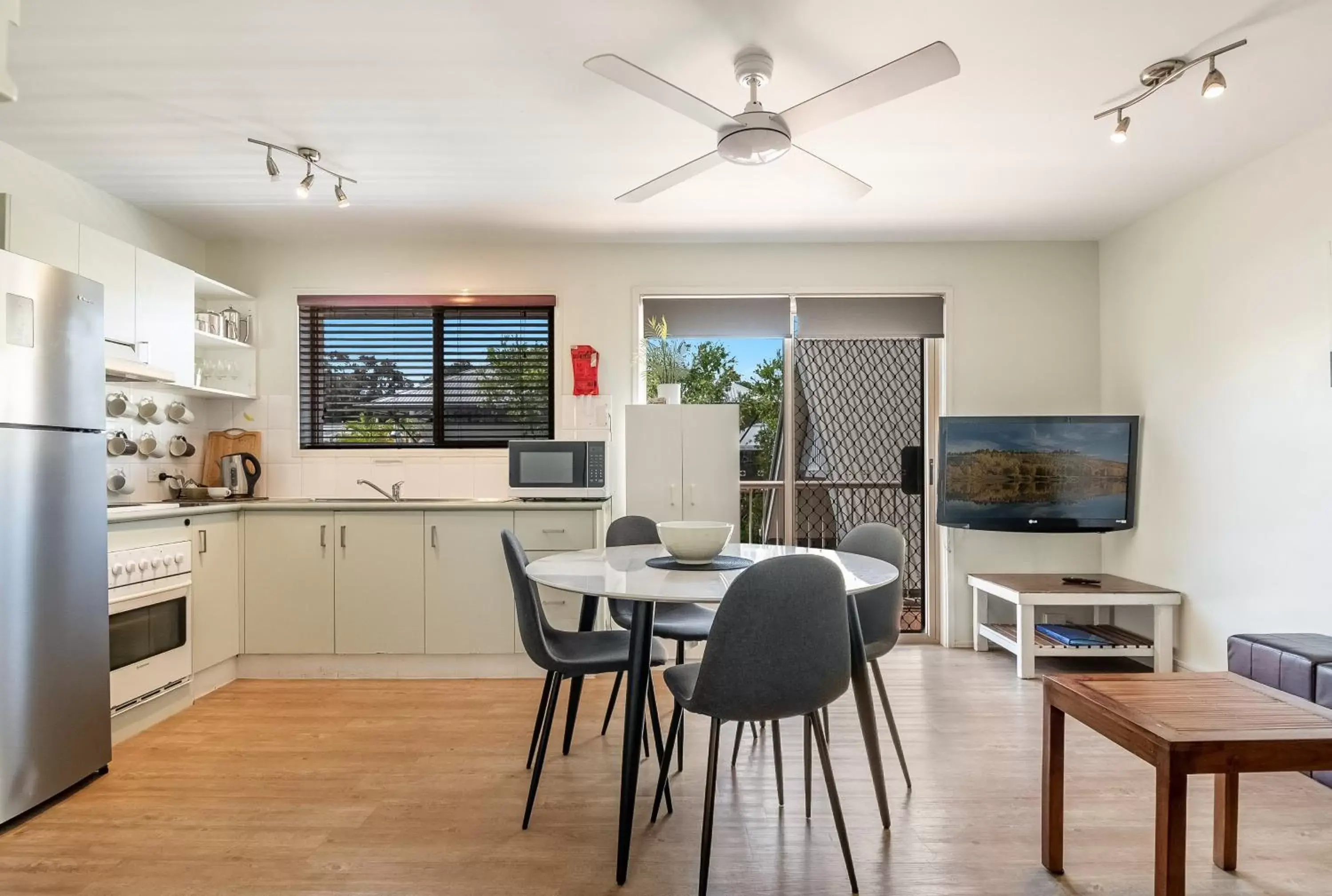 TV and multimedia, Kitchen/Kitchenette in Byron Central Apartments