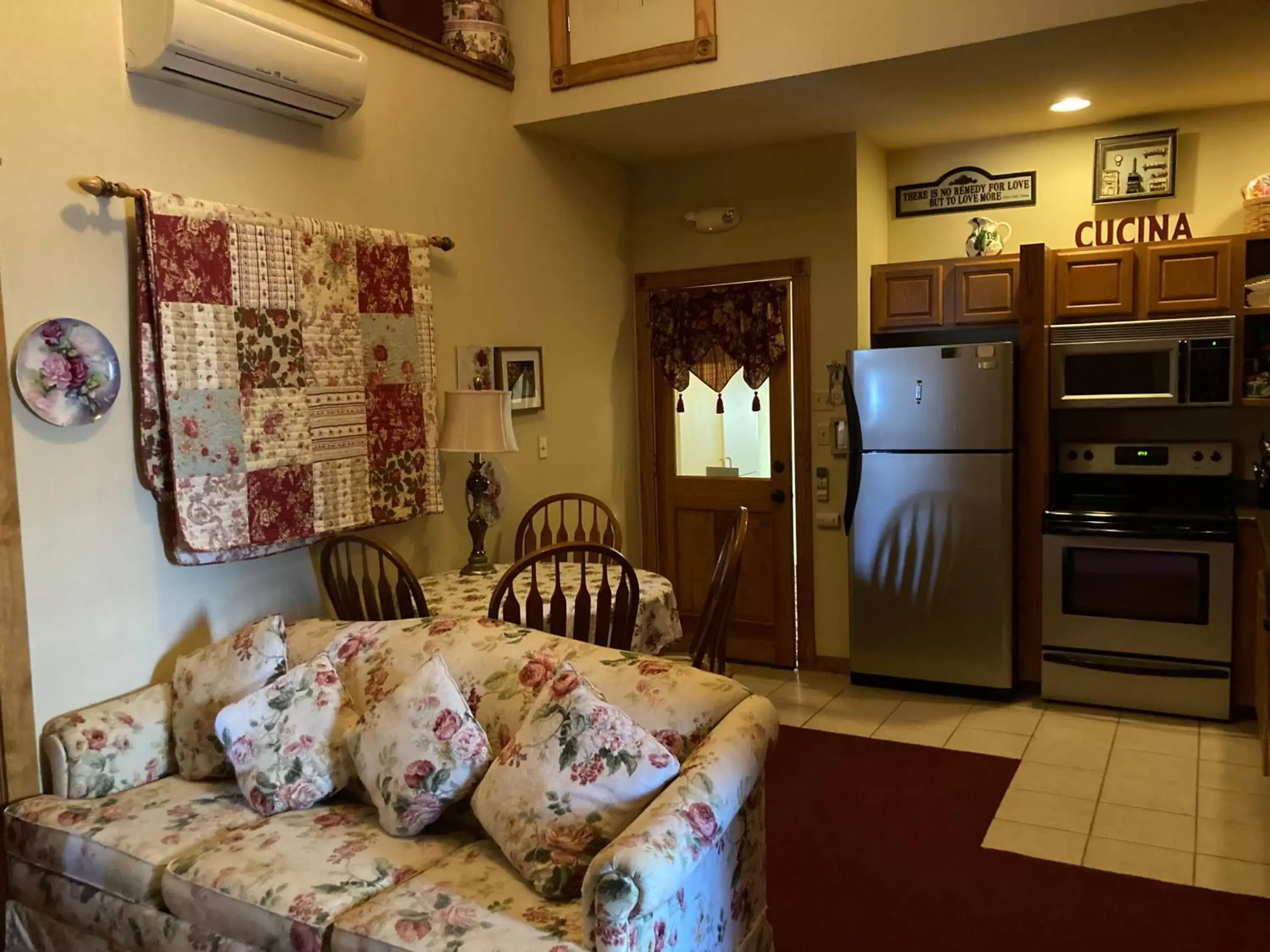 Living room, Seating Area in All Seasons Inn