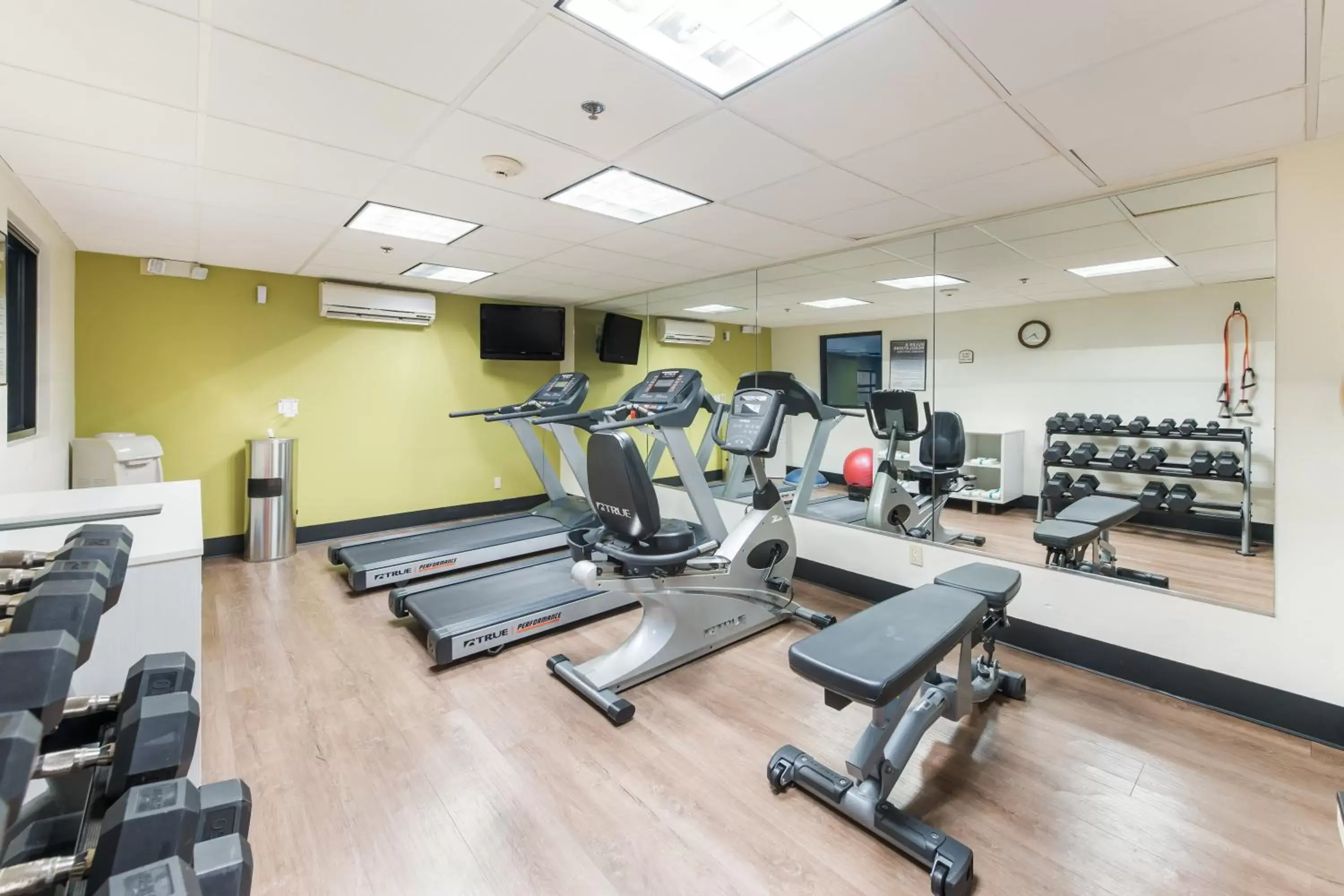 Spa and wellness centre/facilities, Fitness Center/Facilities in Holiday Inn Express London-I-70, an IHG Hotel