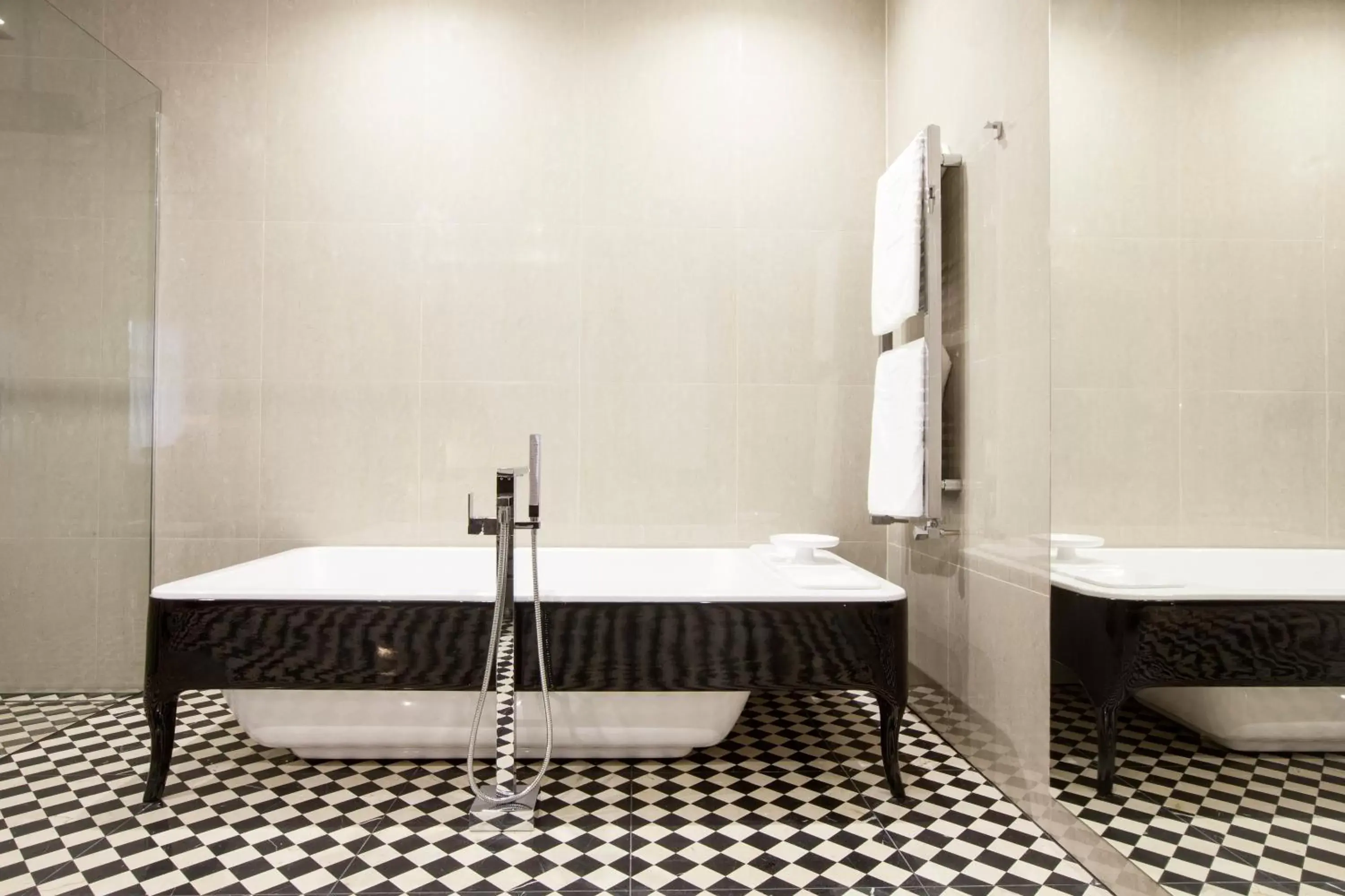 Bathroom in Quentin XL Potsdamer Platz