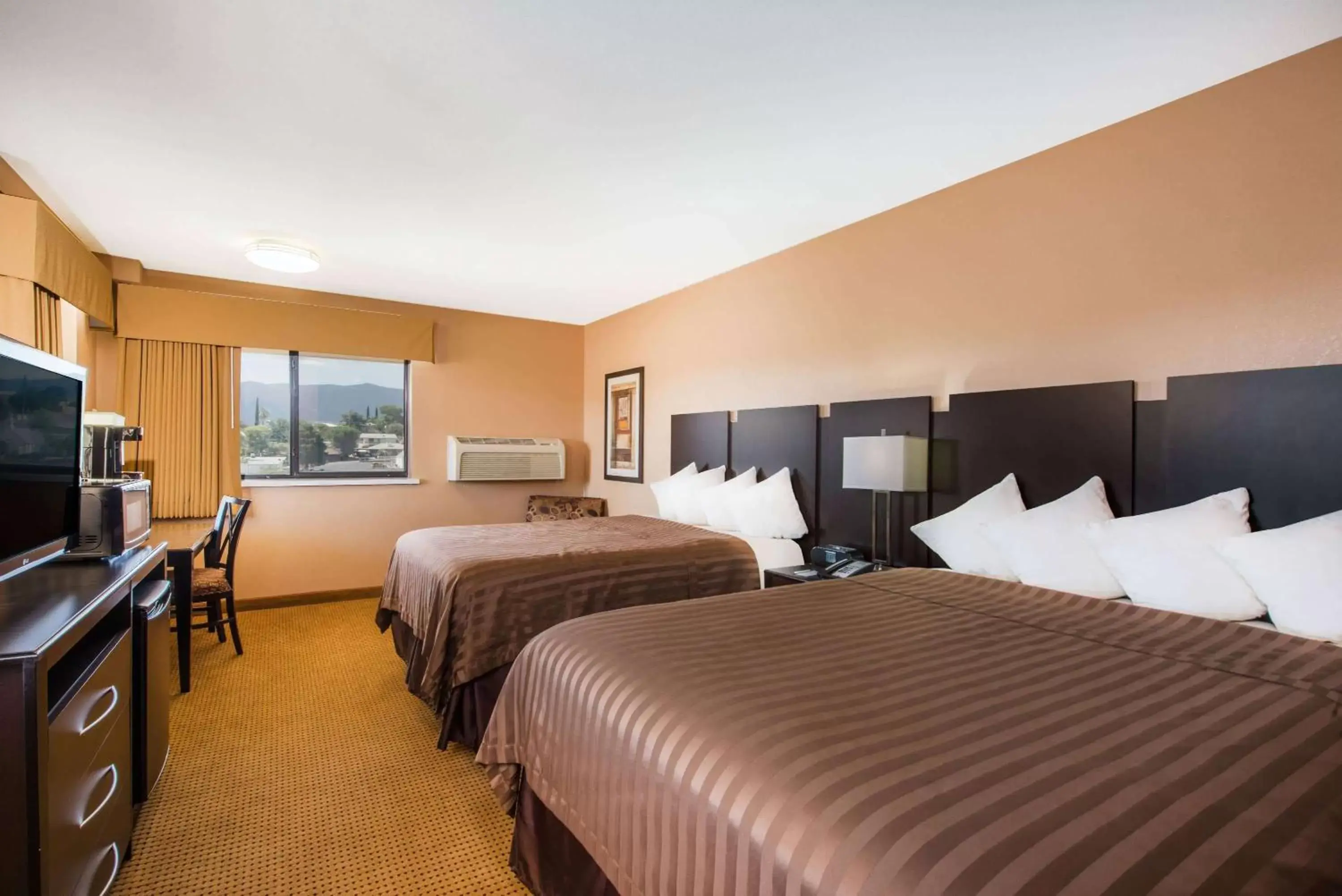 Photo of the whole room, Bed in Travelodge by Wyndham Globe AZ