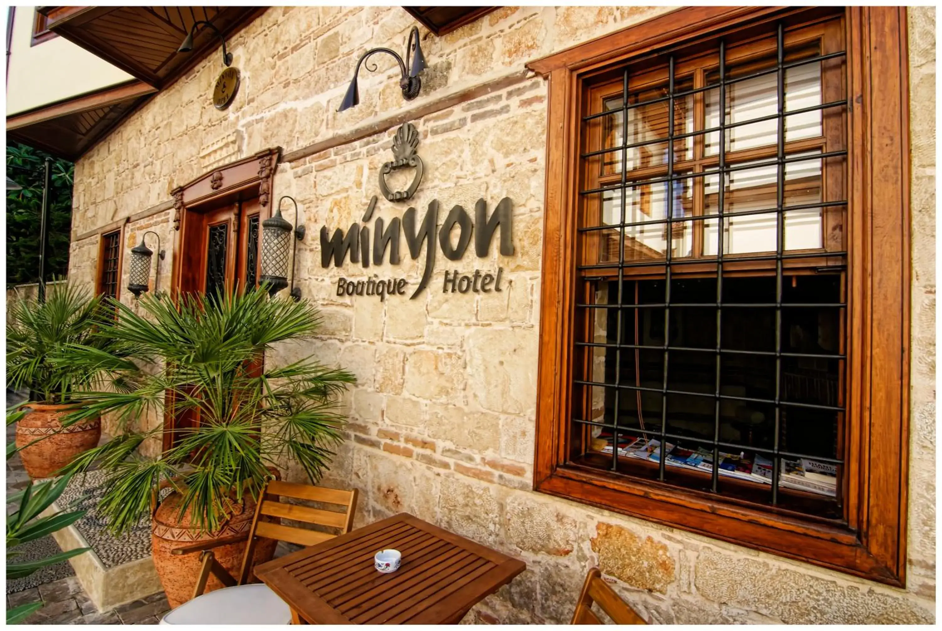 Restaurant/places to eat in Minyon Hotel