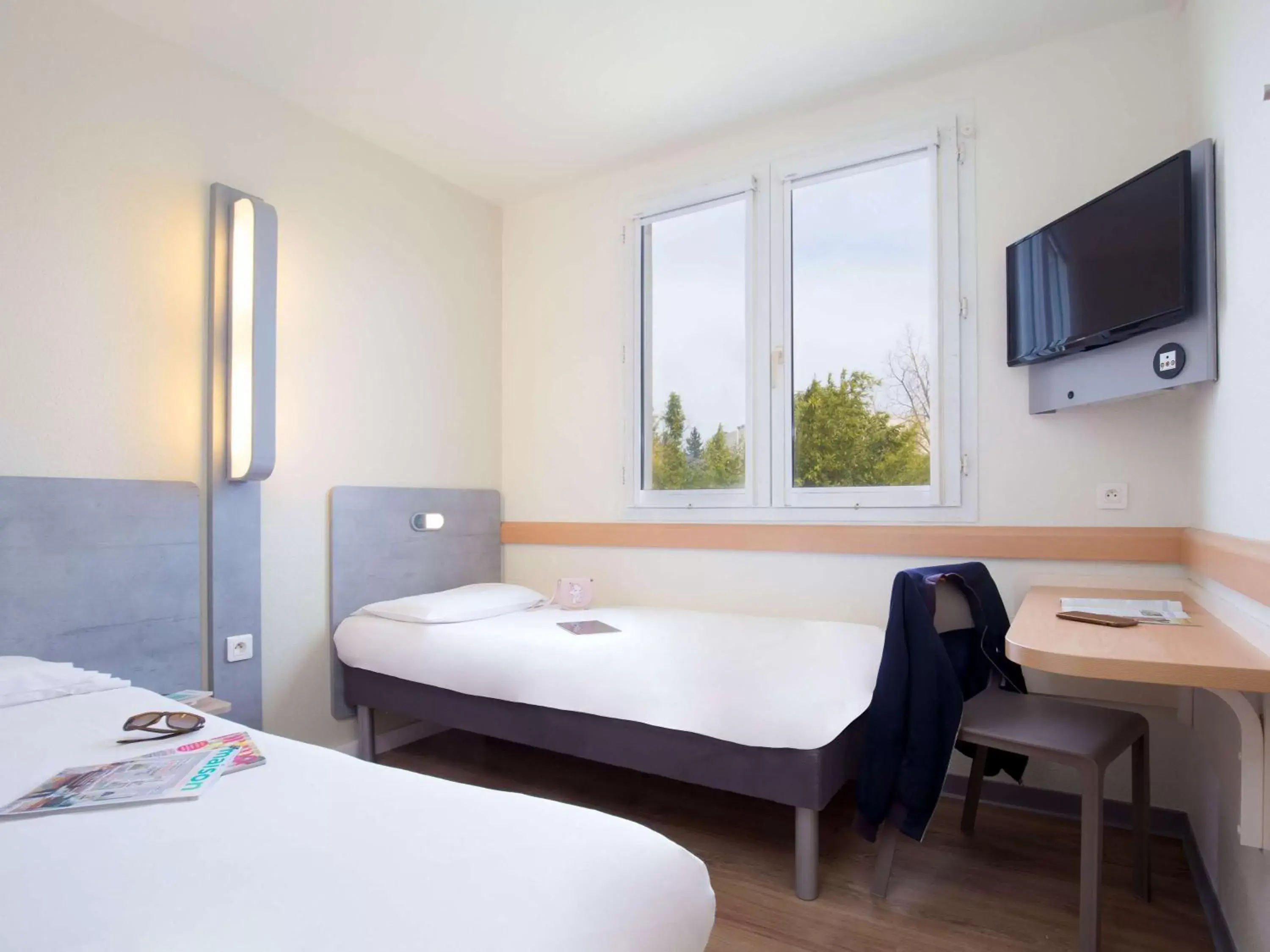 Bedroom, Bed in ibis budget Aubagne Paluds Agora