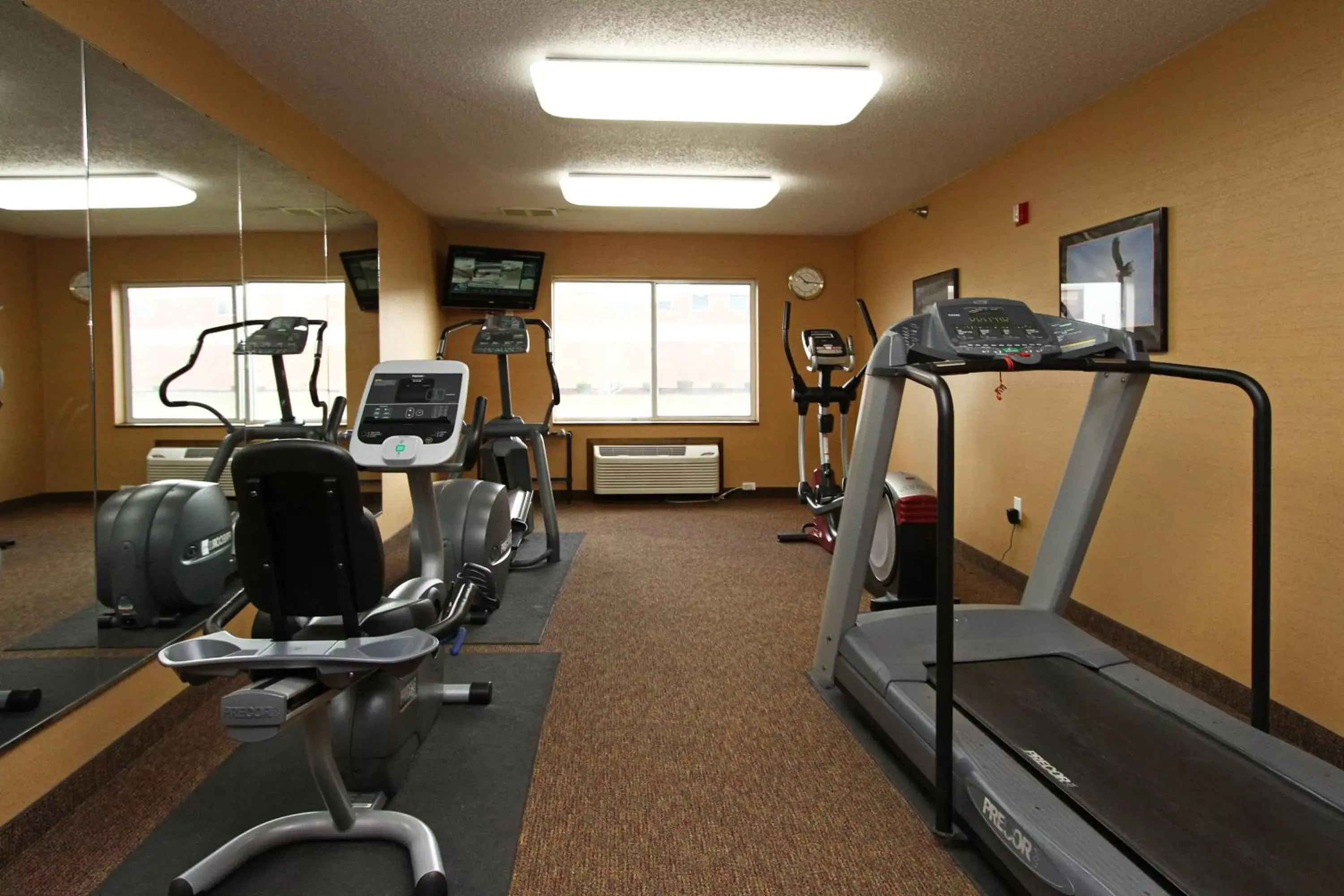 Fitness centre/facilities in New Victorian Inn & Suites Lincoln