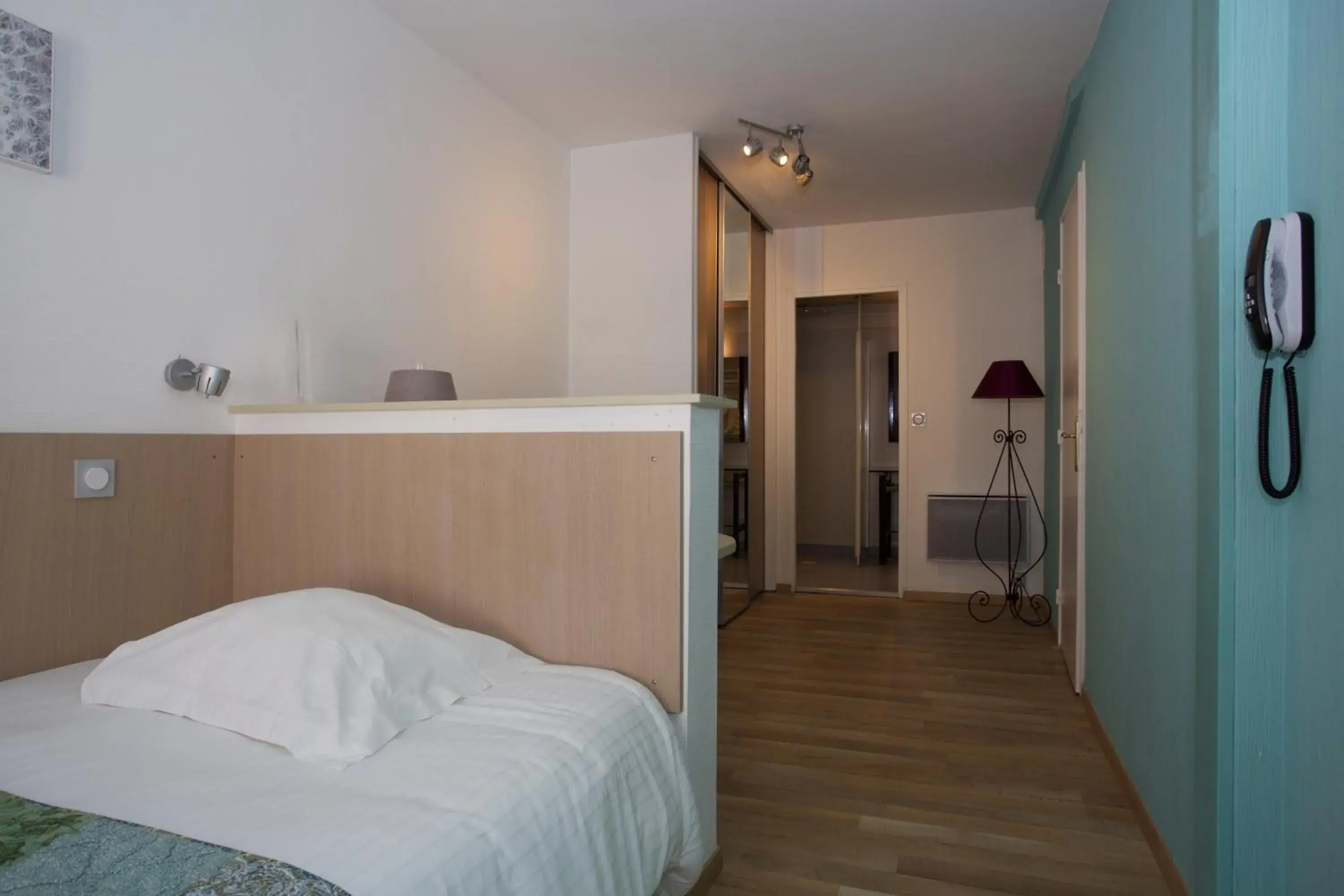 Single Room in Logis Hotel Restaurant Spa Beau Site