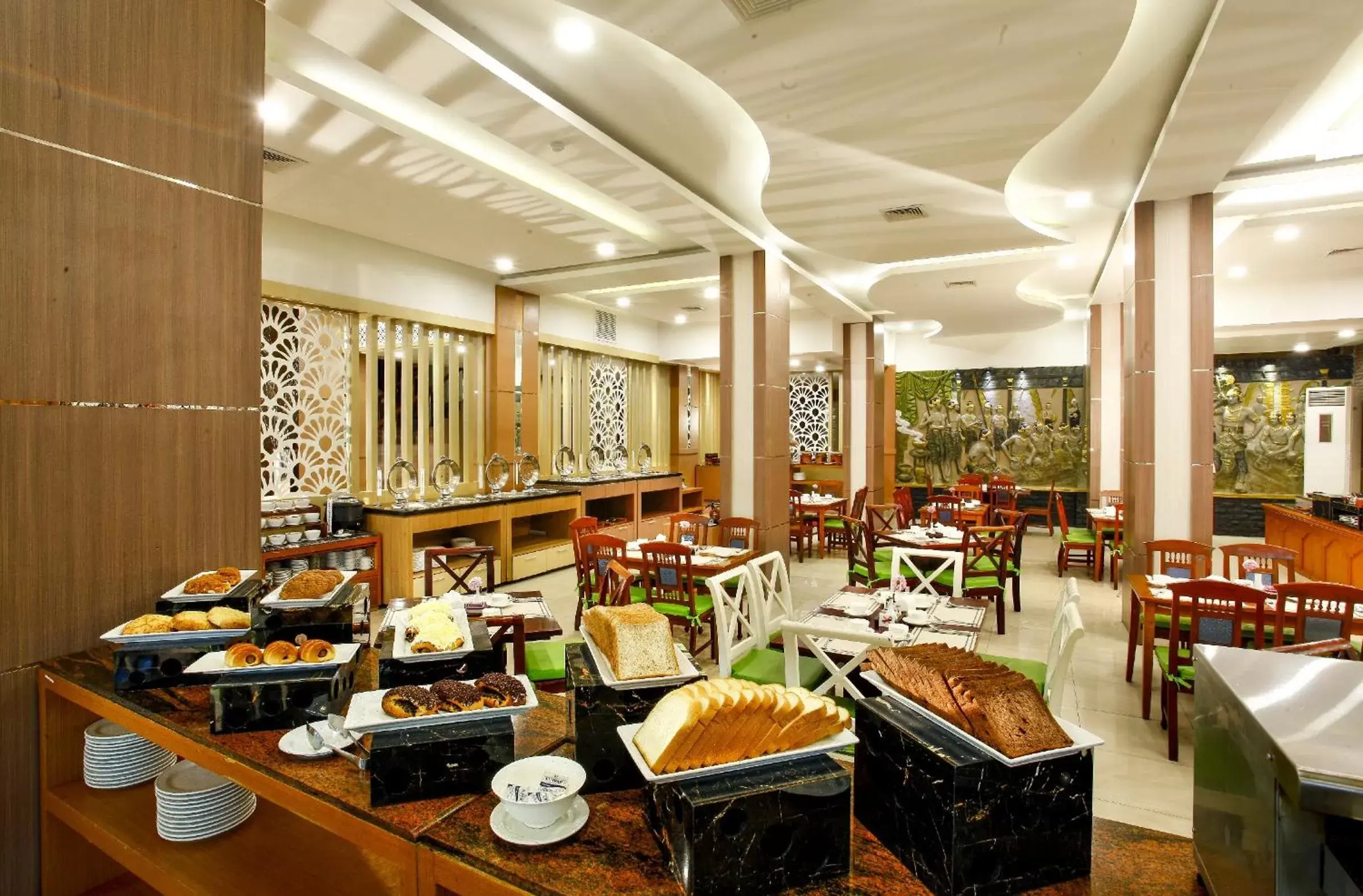 Restaurant/Places to Eat in Grand Inna Tunjungan