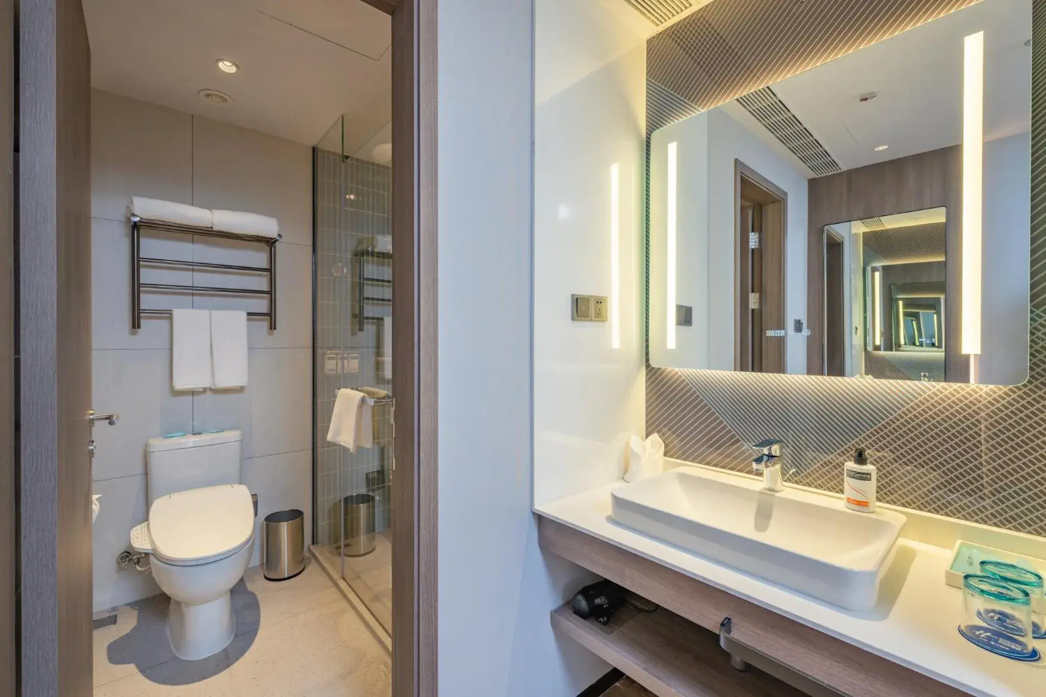 Photo of the whole room, Bathroom in Holiday Inn Express Suzhou Luzhi, an IHG Hotel
