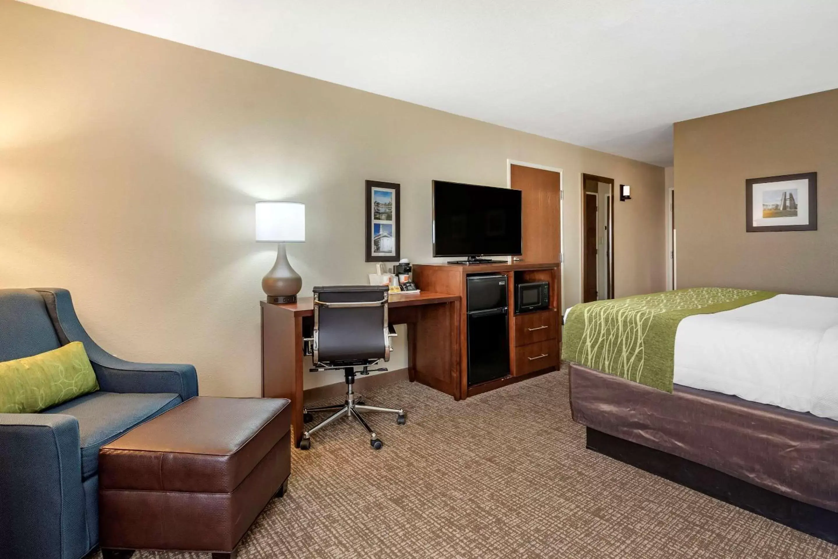 Photo of the whole room, TV/Entertainment Center in Comfort Inn & Suites Pueblo