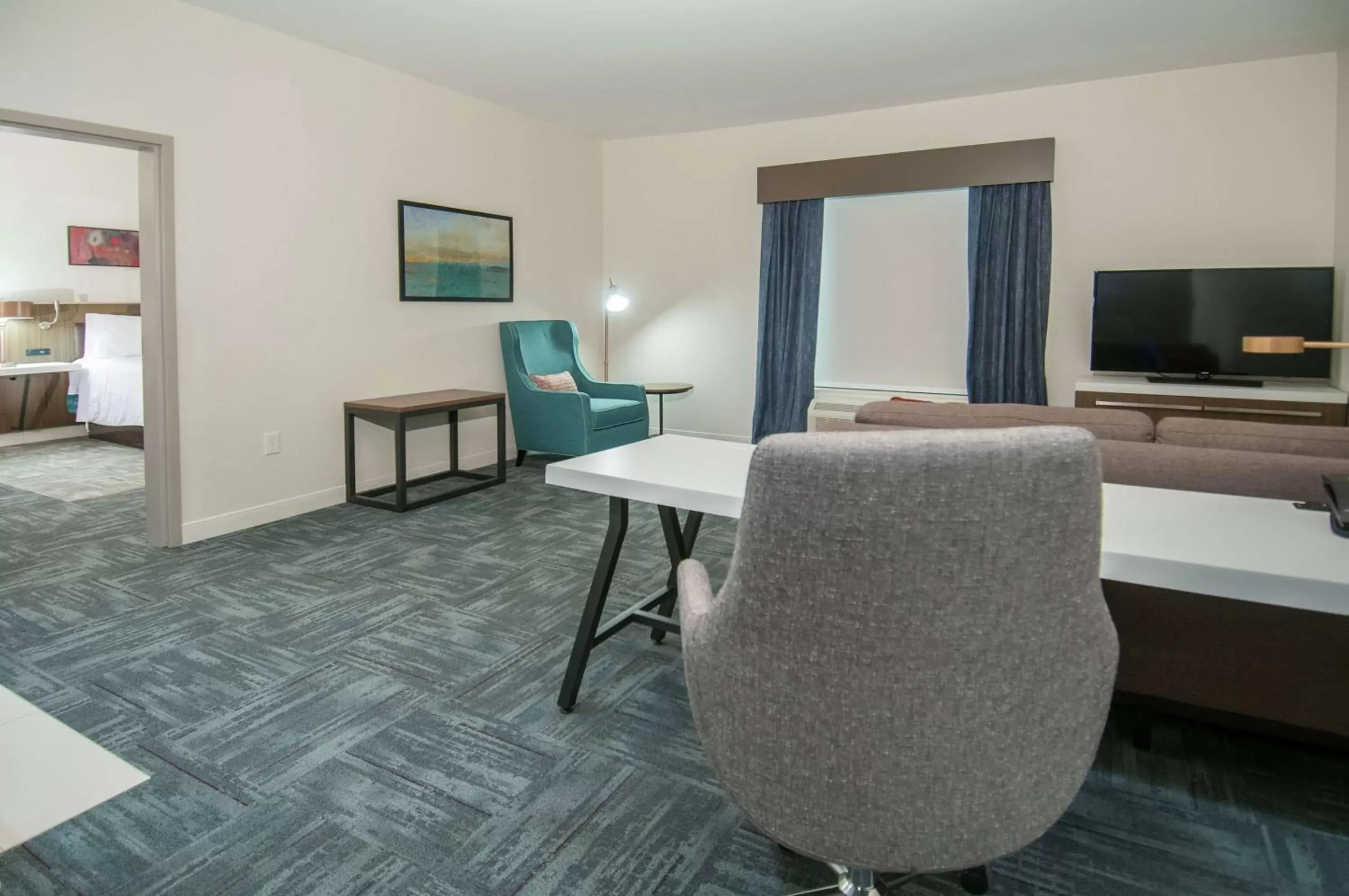 Bedroom, TV/Entertainment Center in Hilton Garden Inn Jackson/Clinton