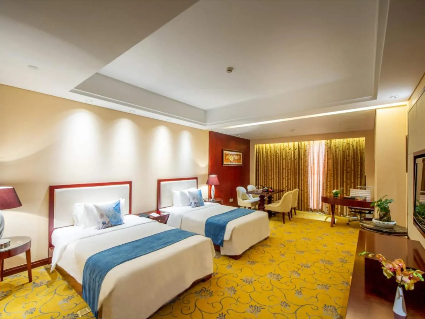 Photo of the whole room, Bed in Howard Johnson Tropical Garden Plaza Kunming