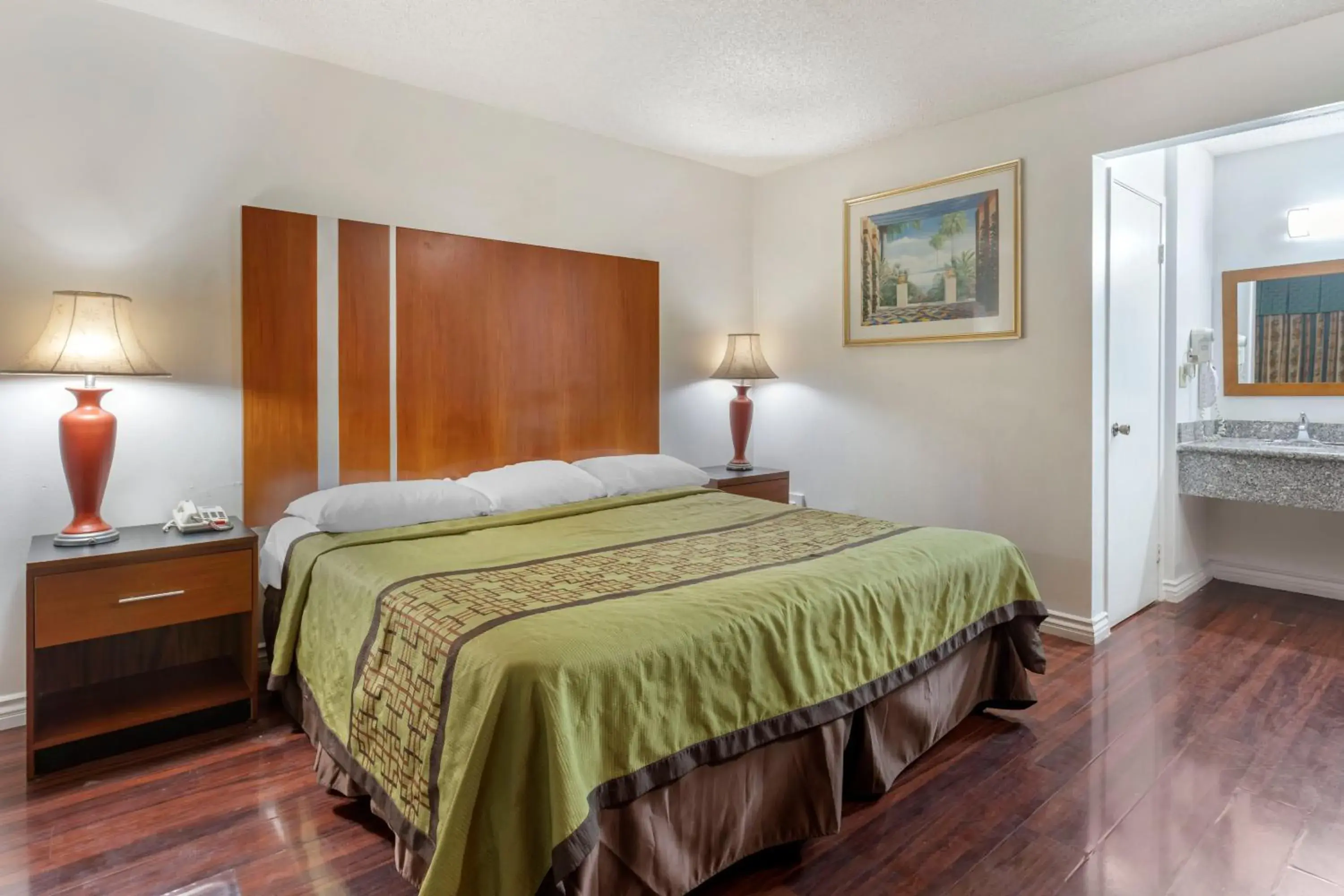 King Room - Non-Smoking in Riverside Inn & Suites King Room - Non-Smoking in Riverside Inn & Suites