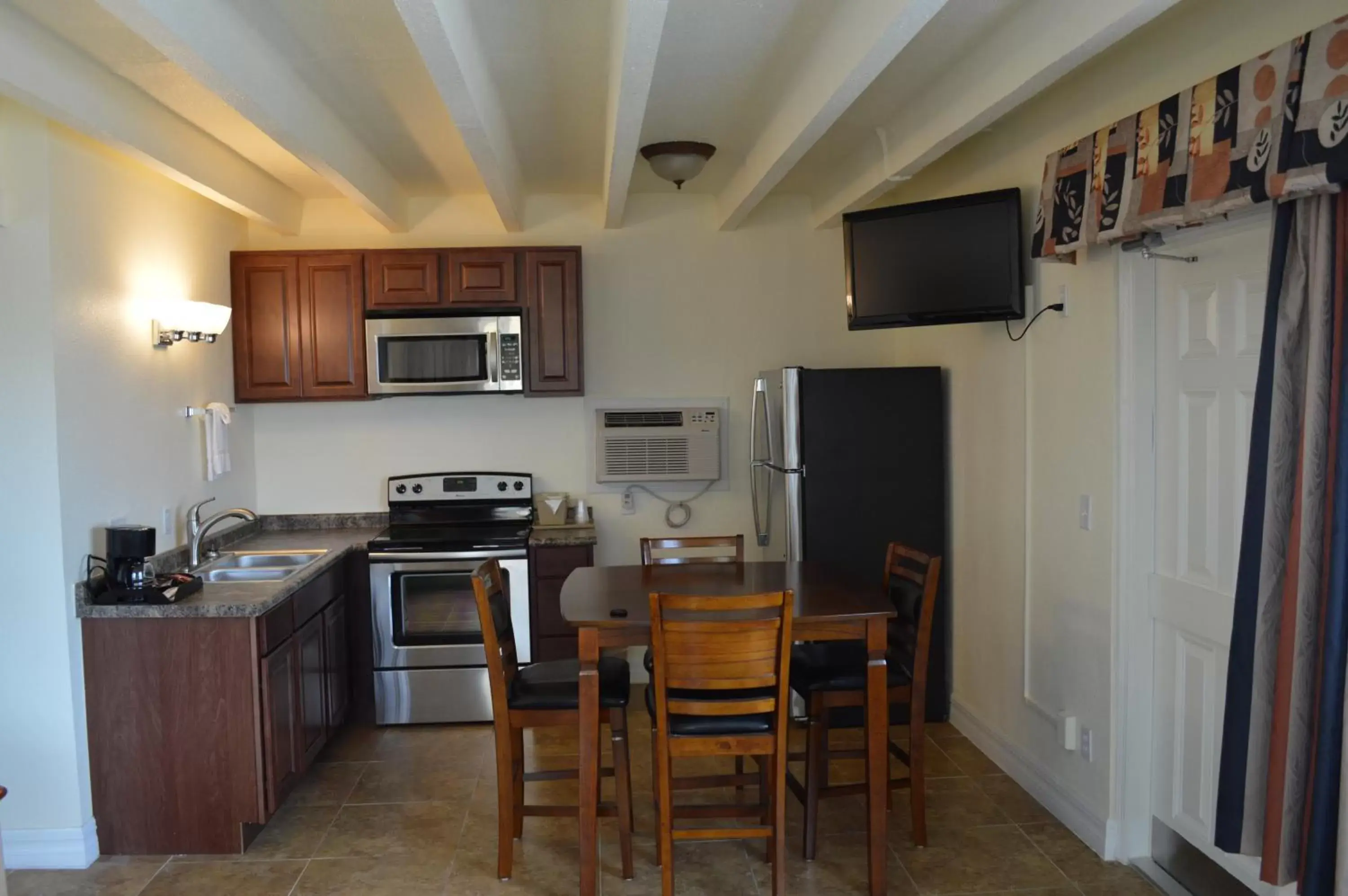 Dining area, Kitchen/Kitchenette in Oceanfront Inn and Suites - Ormond