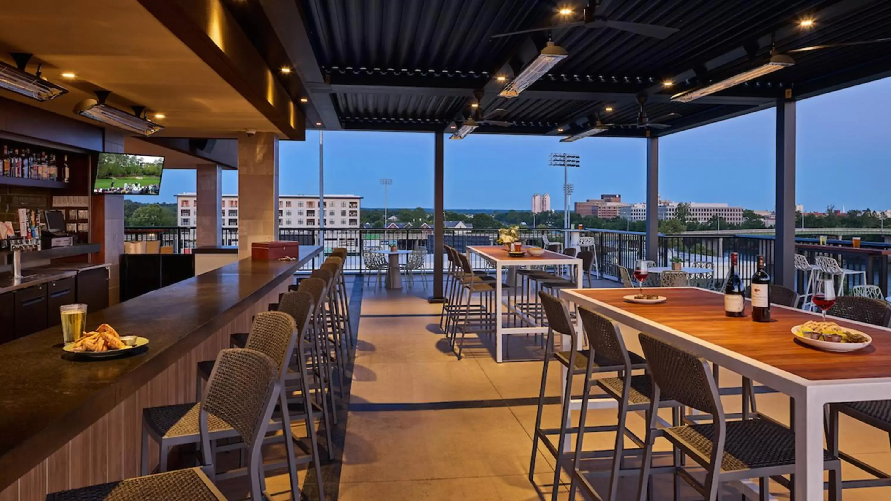 Lounge or bar, Restaurant/Places to Eat in Crowne Plaza - North Augusta, an IHG Hotel