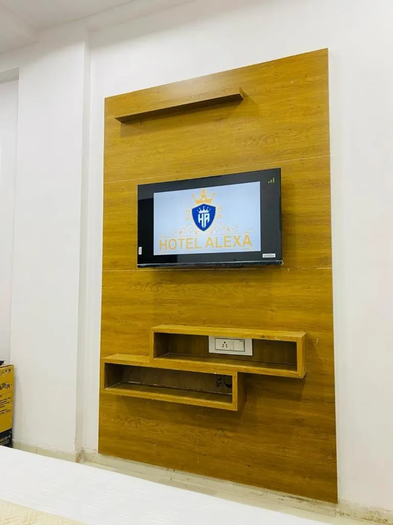 TV and multimedia, TV/Entertainment Center in Hotel Alexa