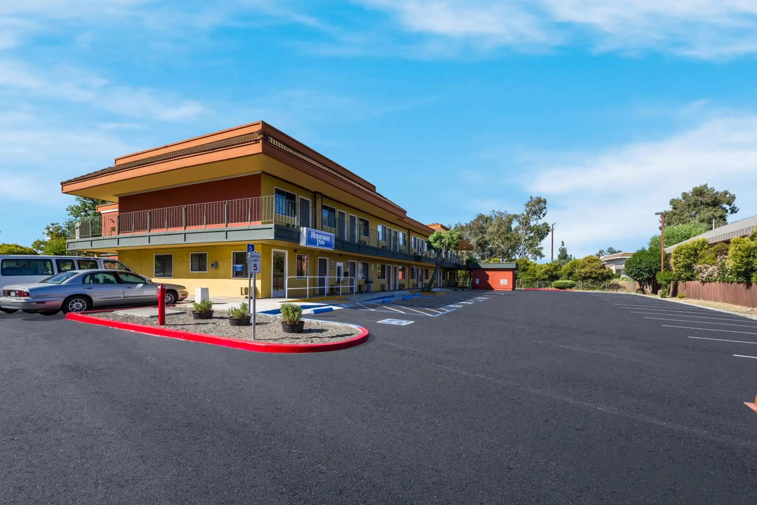Parking, Property Building in Rodeway Inn Livermore