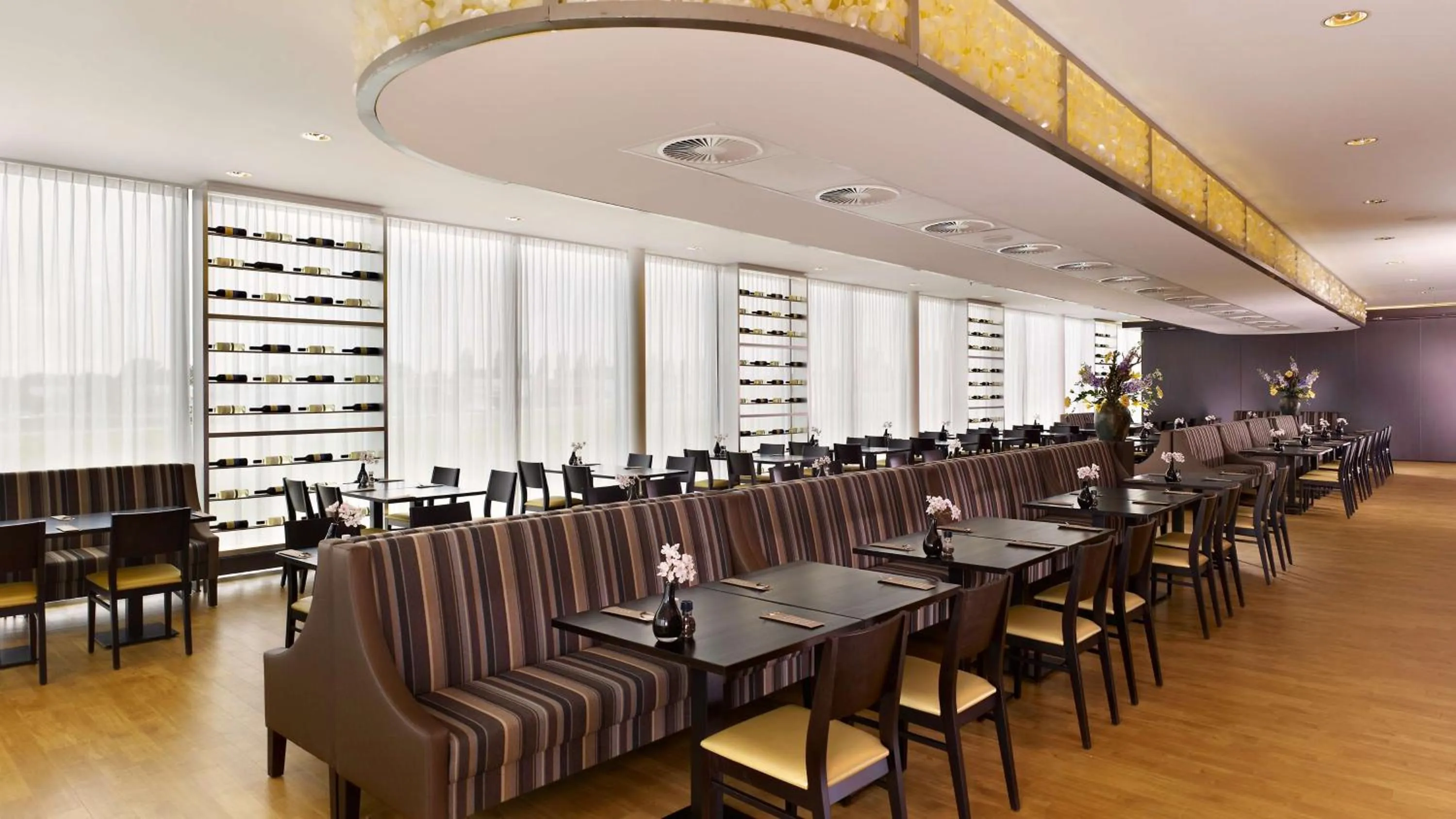 Restaurant/places to eat in Park Plaza Amsterdam Airport