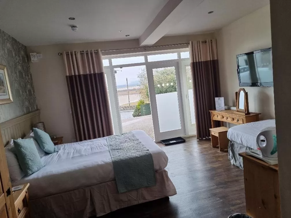 Photo of the whole room, Bed in Ye Olde Fighting Cocks