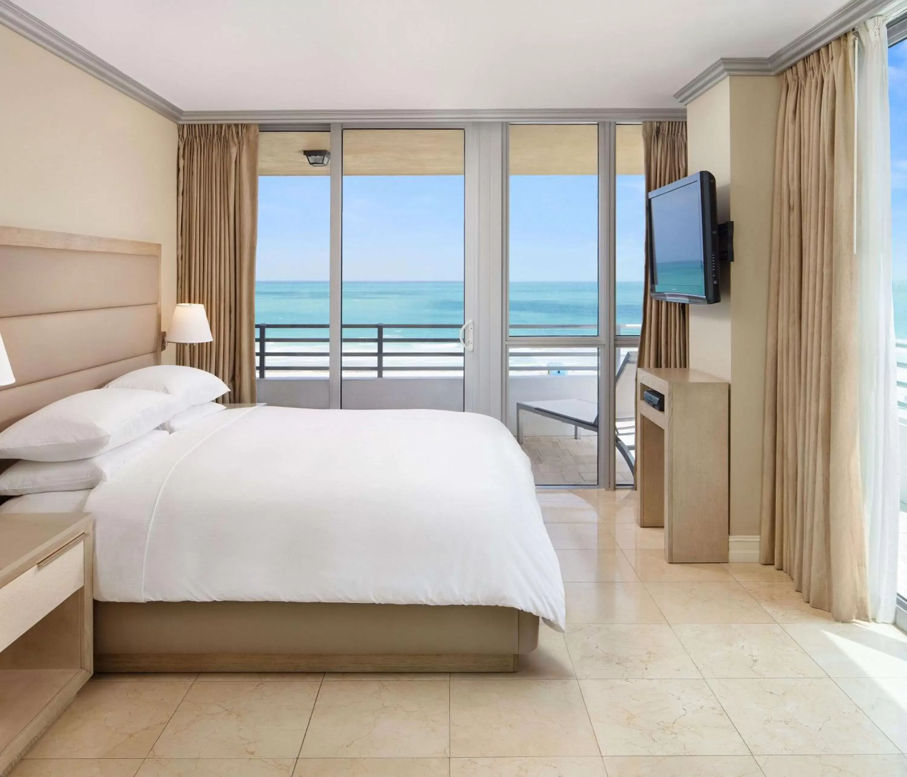 Bed, Sea View in Hilton Bentley Miami/South Beach
