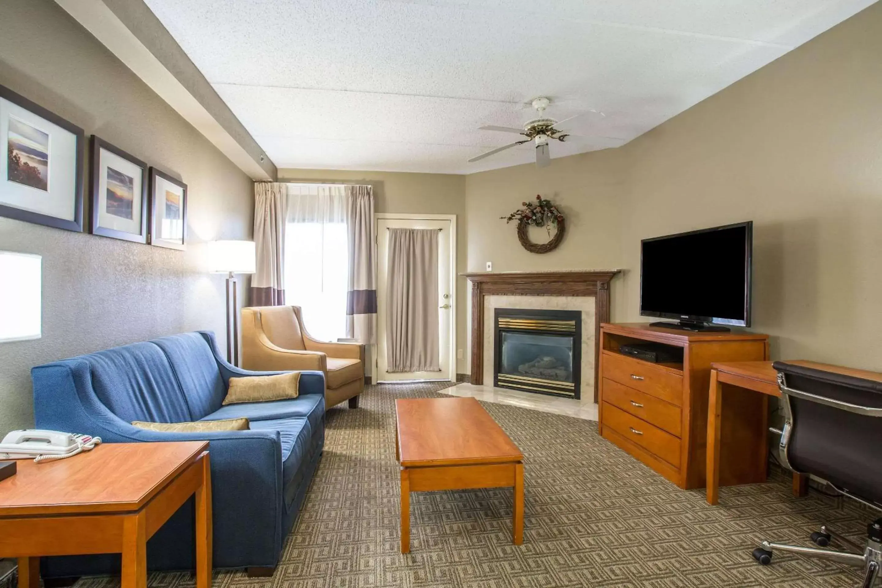 Photo of the whole room, Seating Area in Vista Suites Hotel Near Island Drive And Convention Center