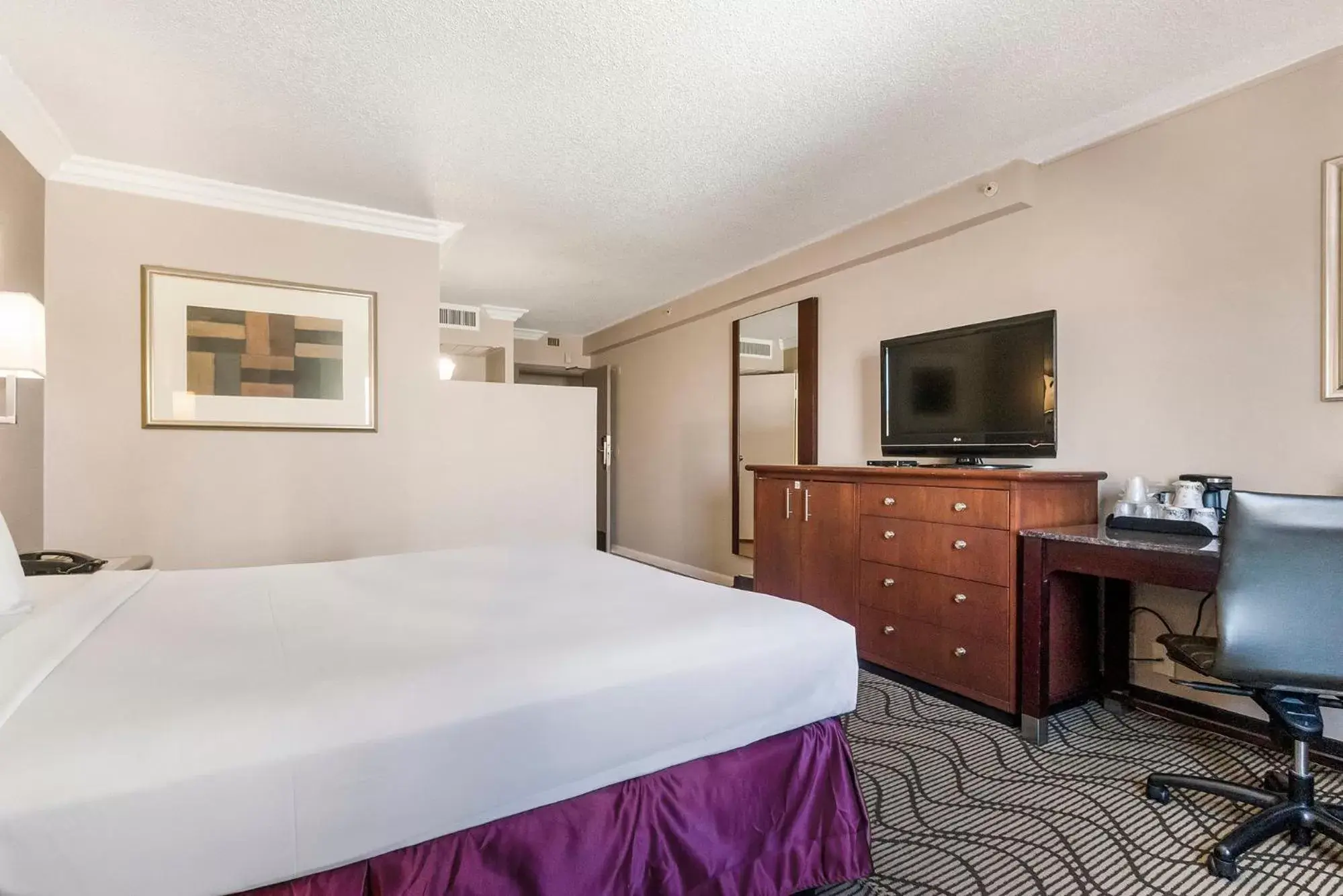 Photo of the whole room, Bed in Jack London Inn