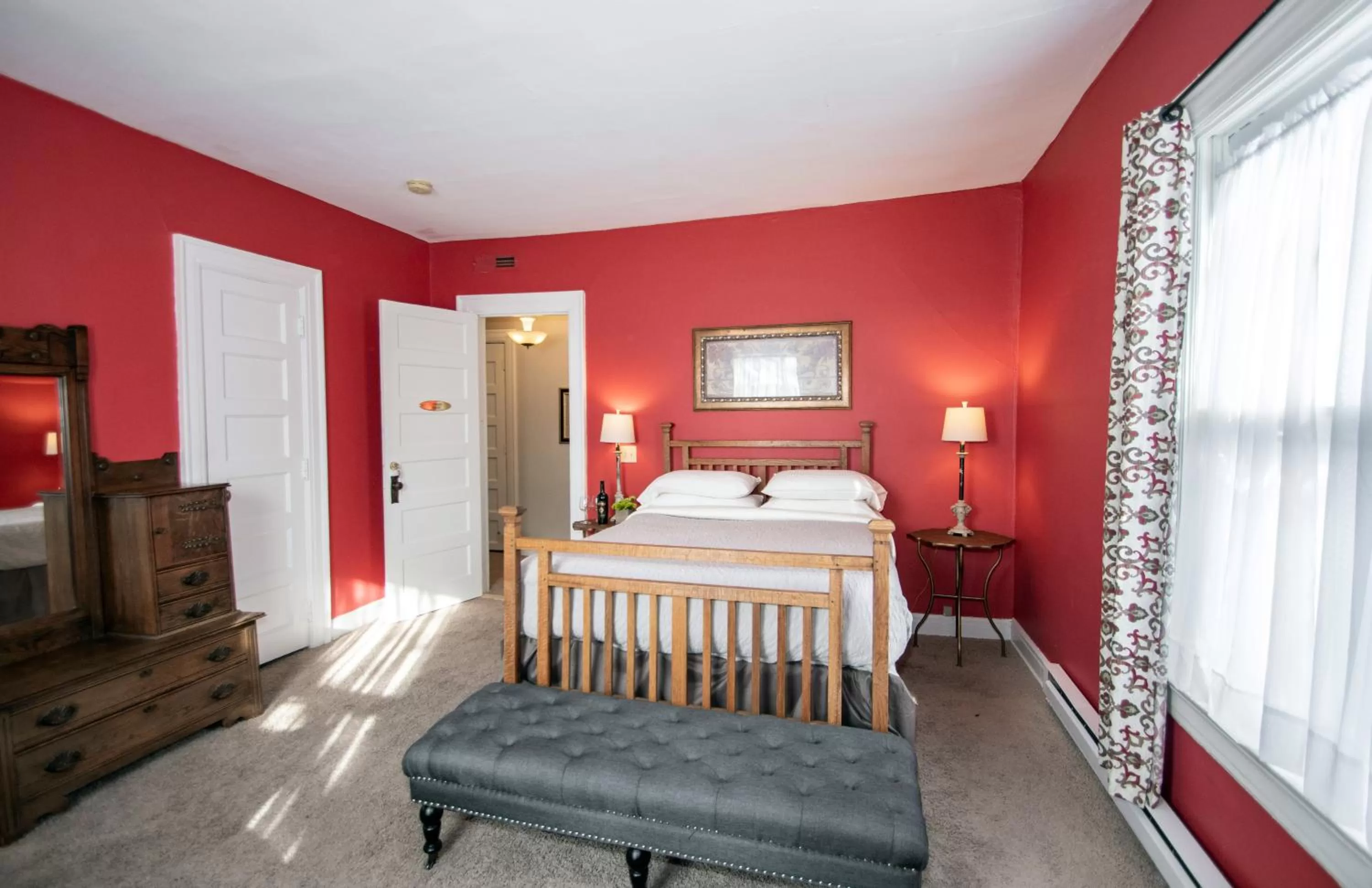 Bed in Looking Glass Inn