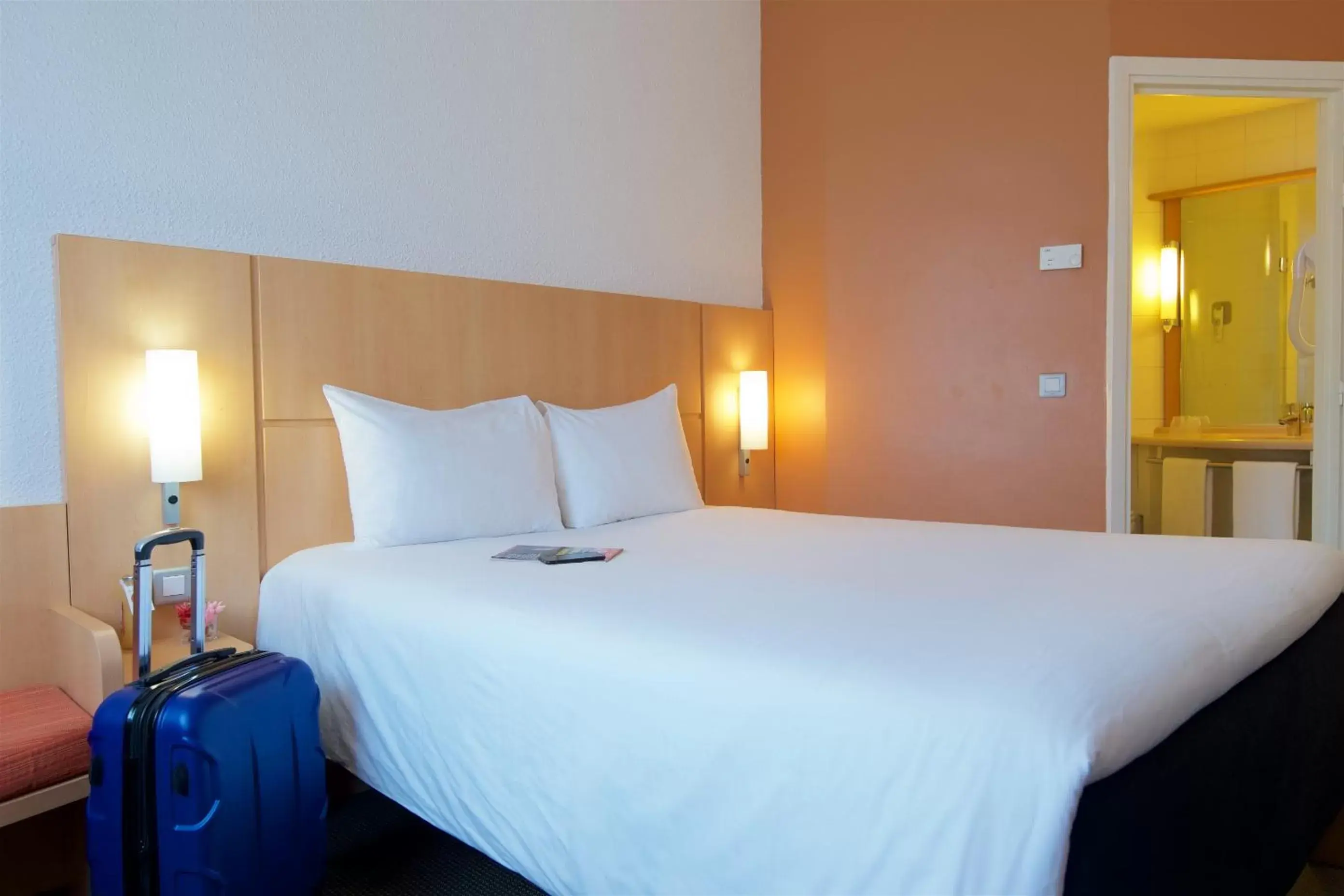 Photo of the whole room, Bed in Ibis Cotonou Photo of the whole room, Bed in Ibis Cotonou