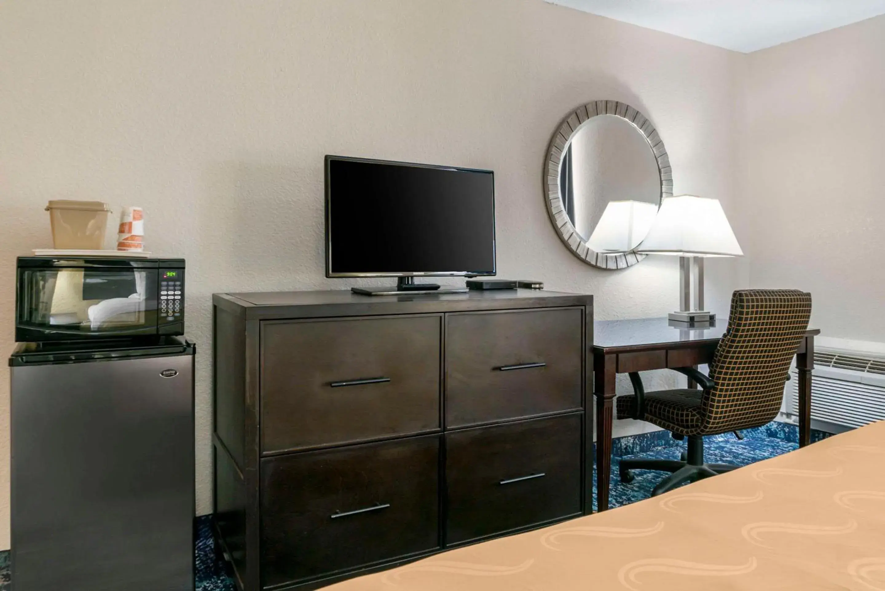 TV and multimedia, TV/Entertainment Center in Quality Inn & Suites Banquet Center