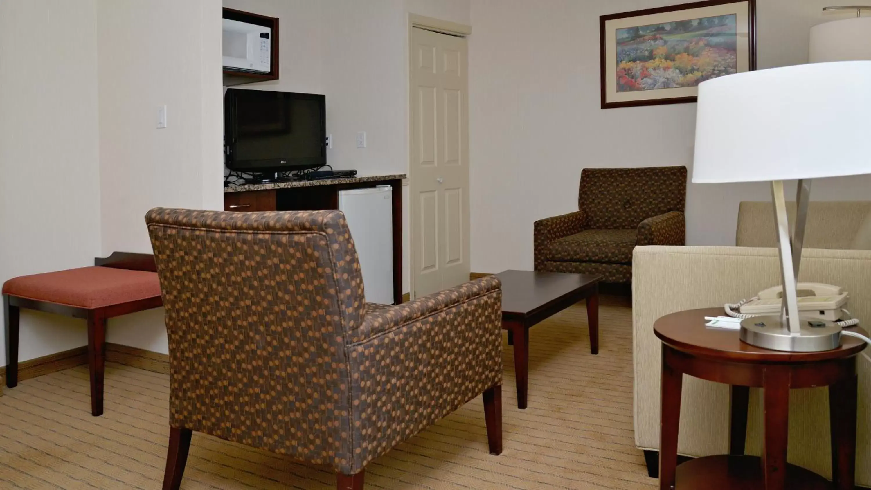 Photo of the whole room, Seating Area in Holiday Inn Hinton, an IHG Hotel