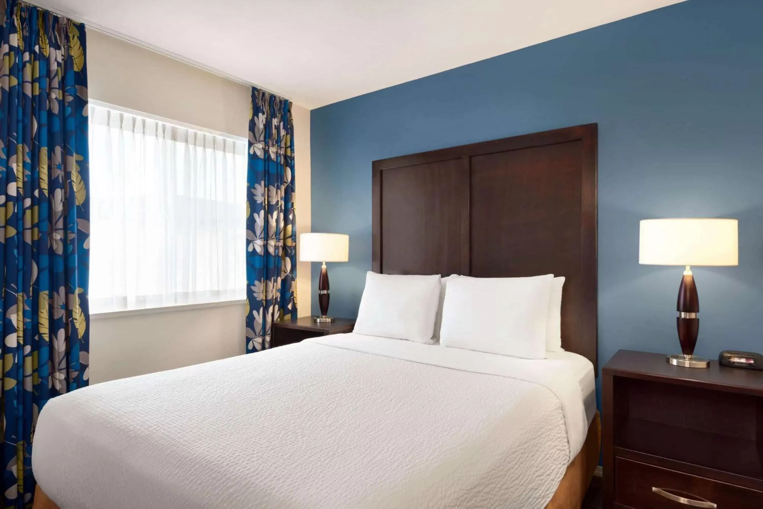 Photo of the whole room, Bed in Days Inn by Wyndham Kelowna