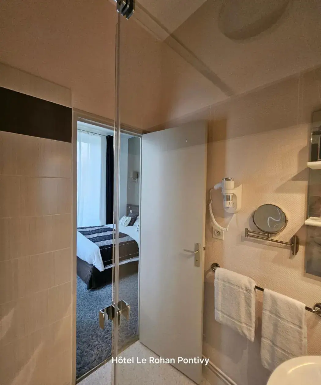 Shower, Bathroom in Hôtel Le Rohan