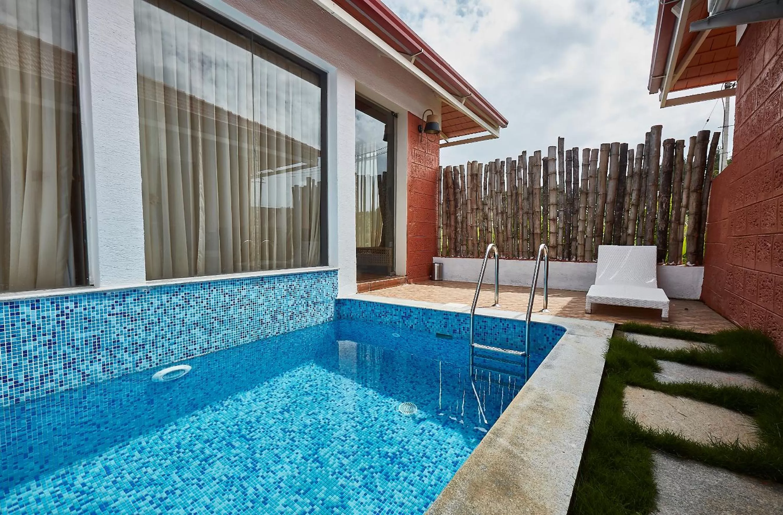 Pool view in Sixth Element