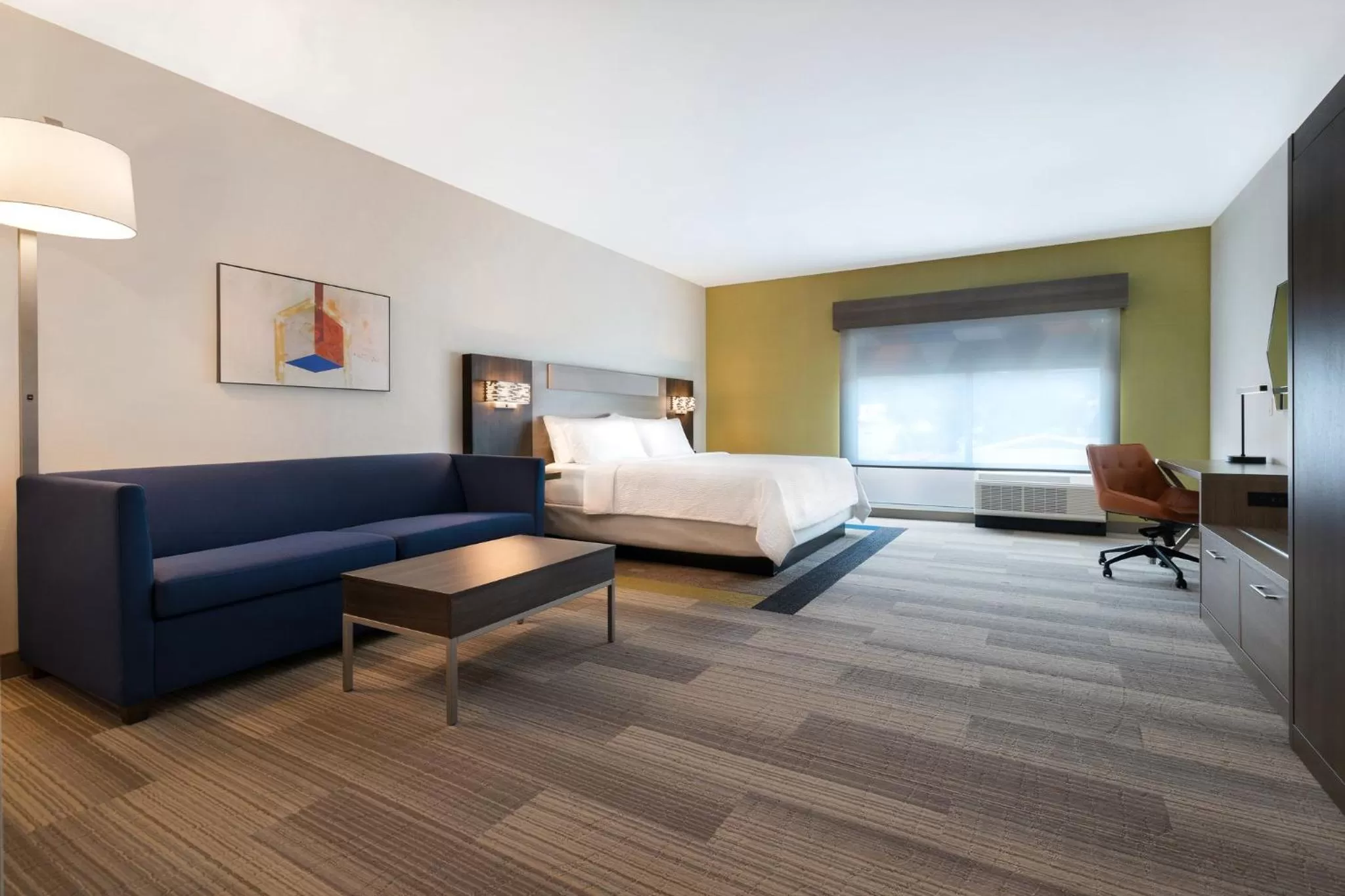 Photo of the whole room, Bed in Holiday Inn Express & Suites - Glendale Downtown