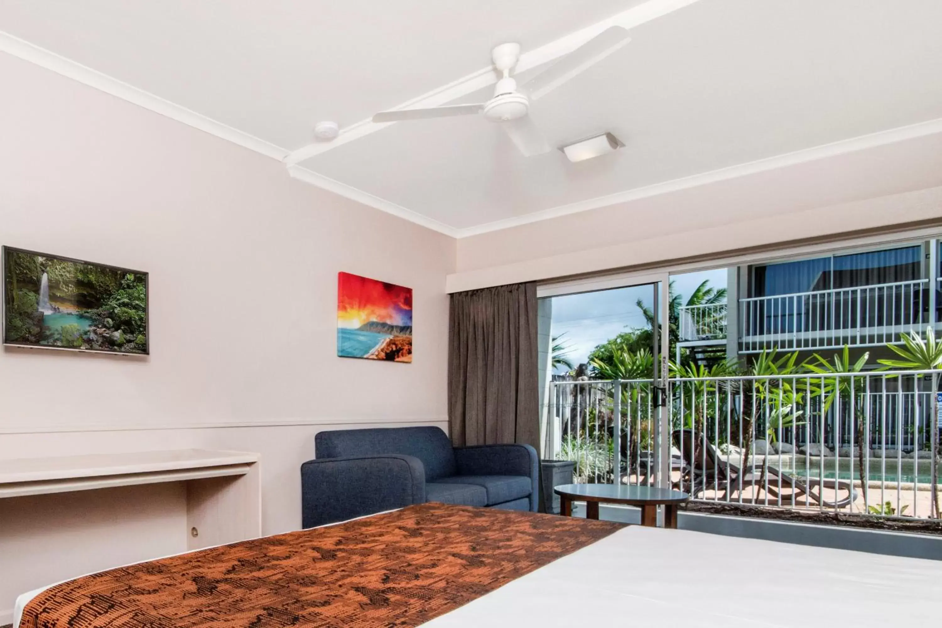 Property building, Bed in Comfort Inn Cairns City Property building, Bed in Comfort Inn Cairns City