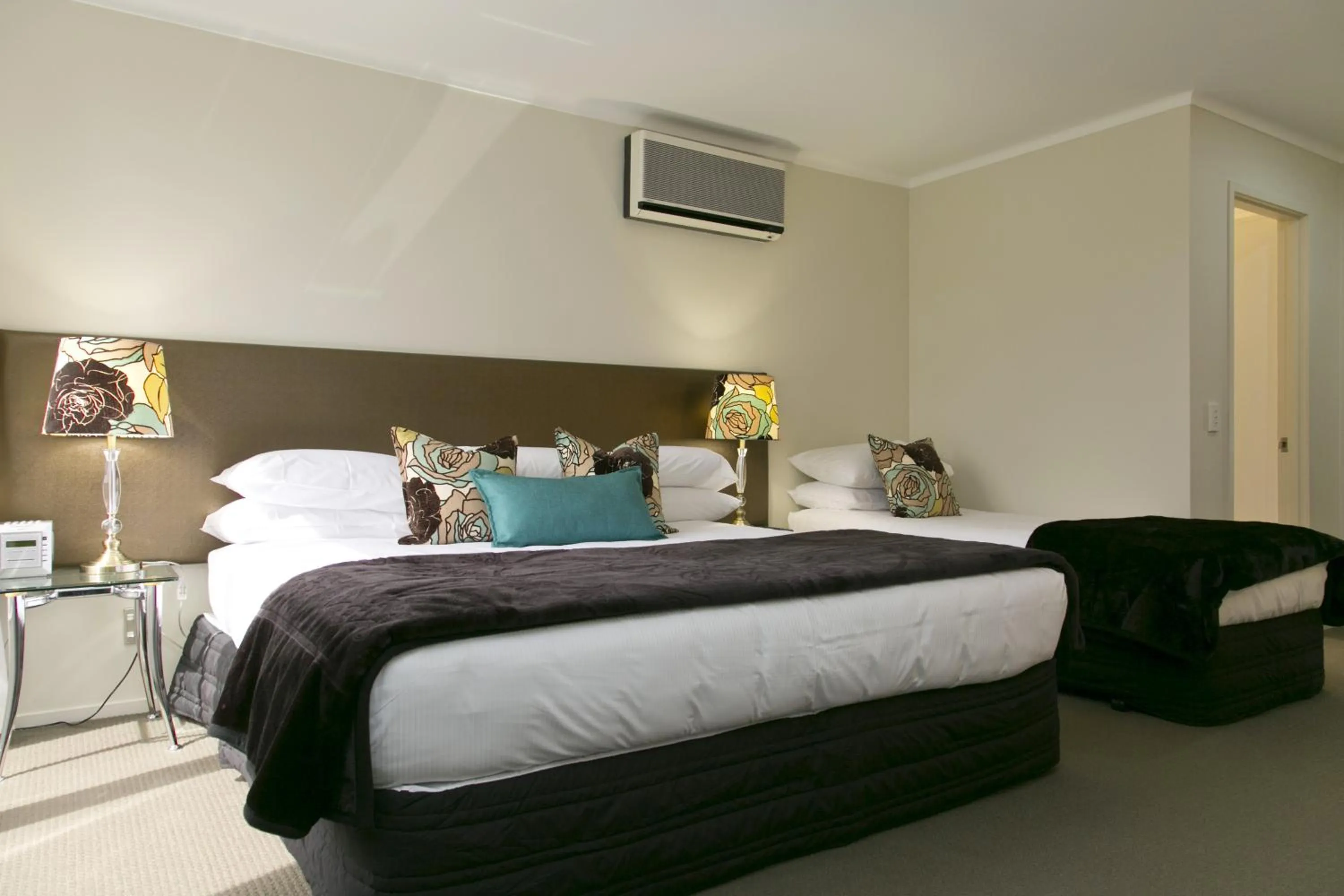 Bed in The Cove- On The Lake