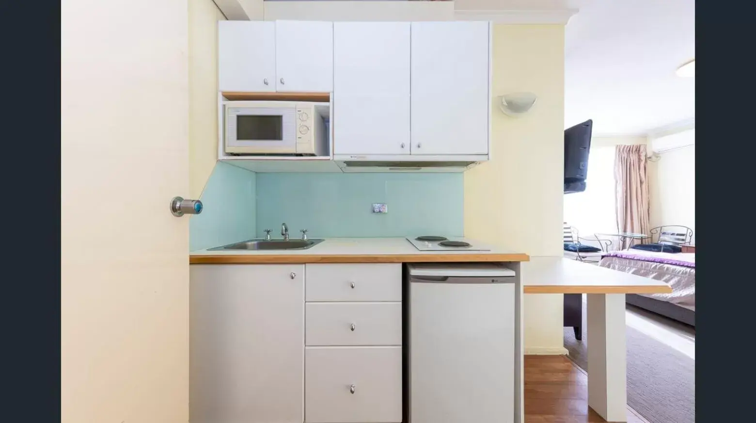 Kitchen/Kitchenette in Knightsbridge Apartments