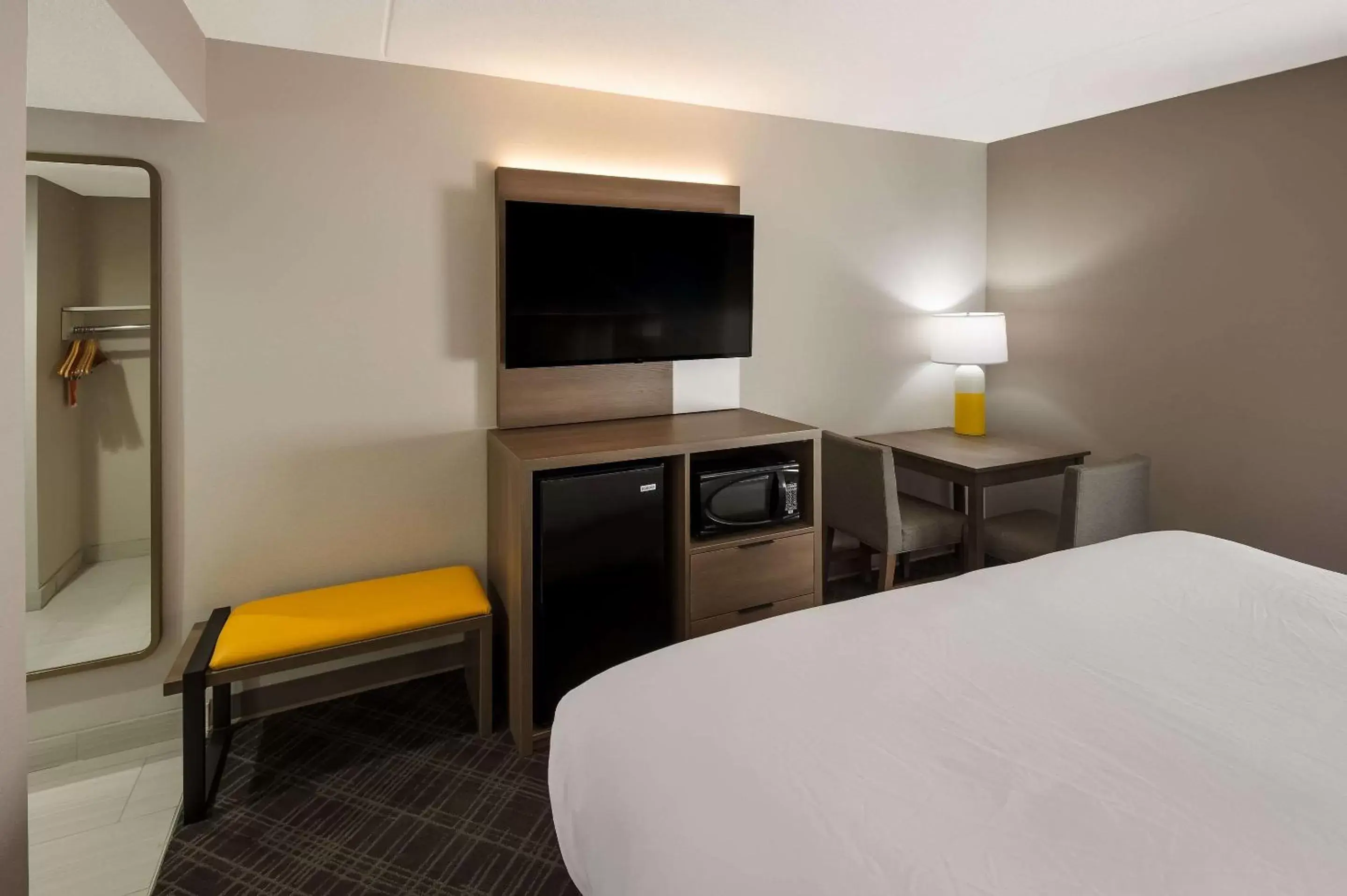 Bedroom, TV/Entertainment Center in Comfort Inn & Suites Fishers - Indianapolis