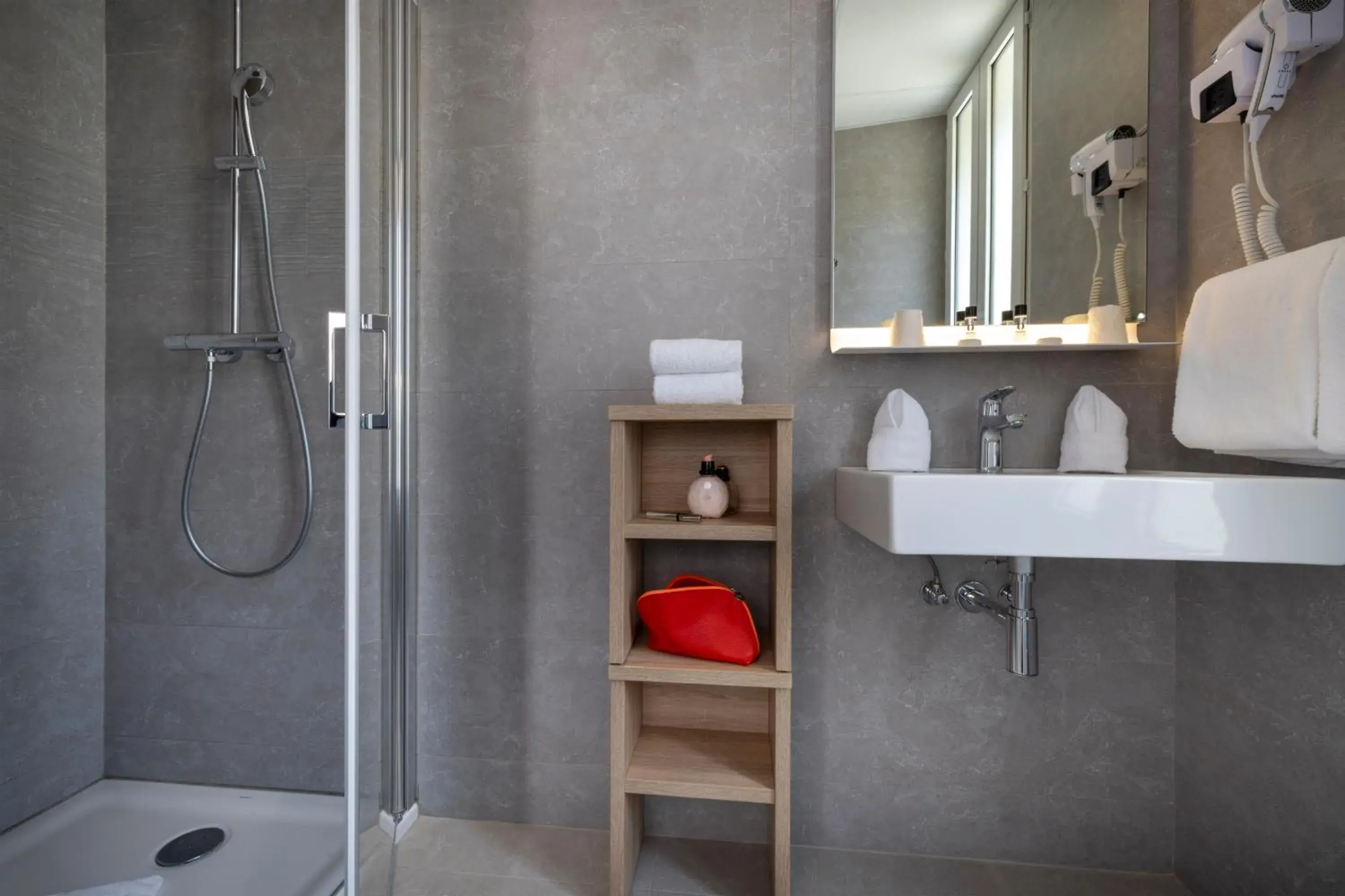 Shower, Bathroom in Hotel Charlemagne