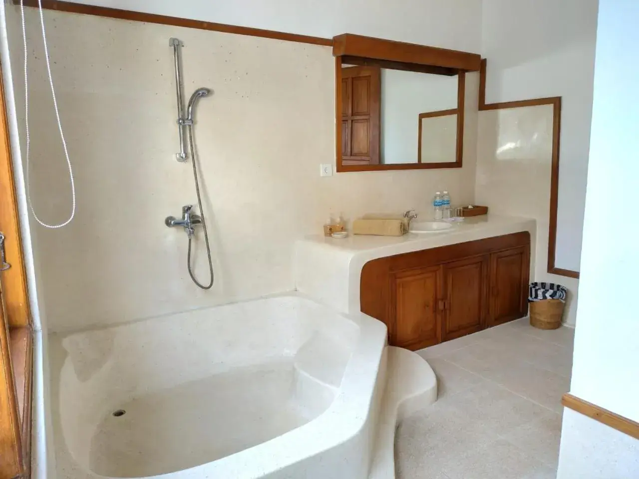 Bathroom in Puri Mesari Hotel
