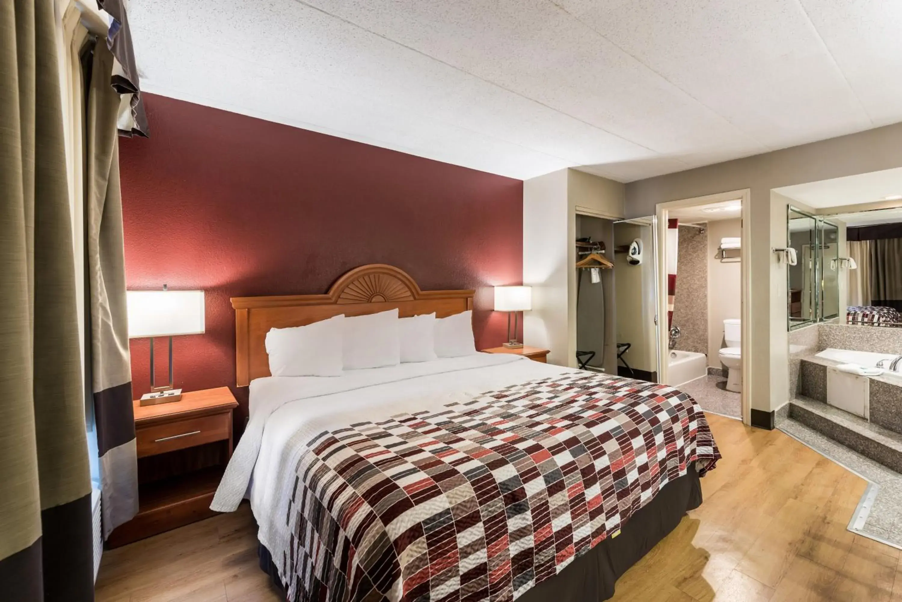 Photo of the whole room, Bed in Red Roof Inn Morton Grove