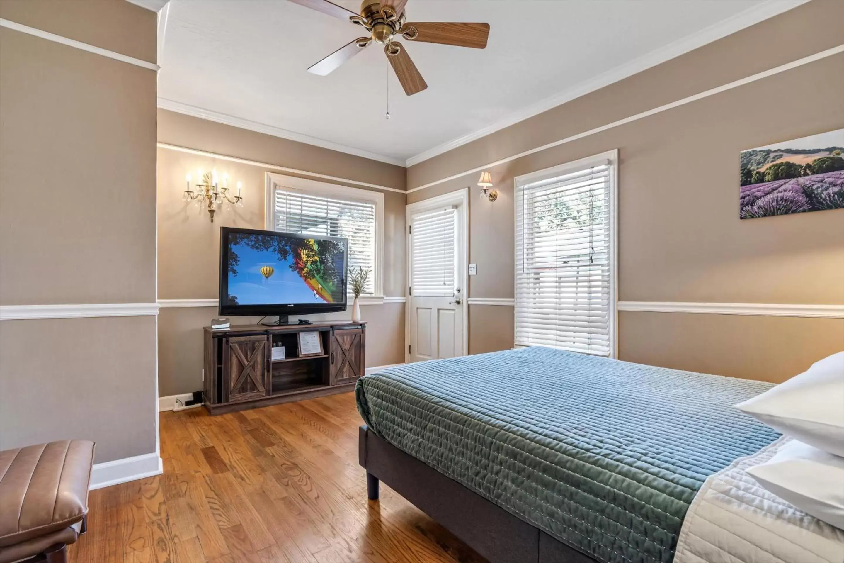 TV/Entertainment Center in Cinnamon Bear Creekside Inn