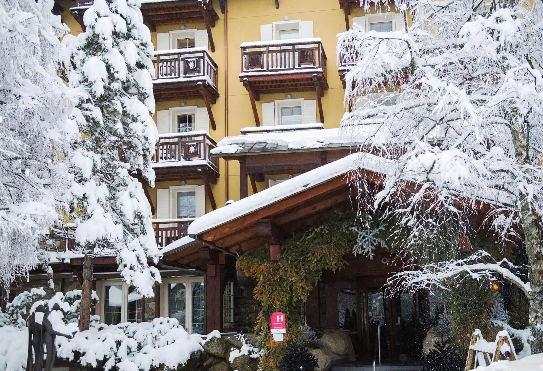 Facade/entrance, Winter in Lodge Park