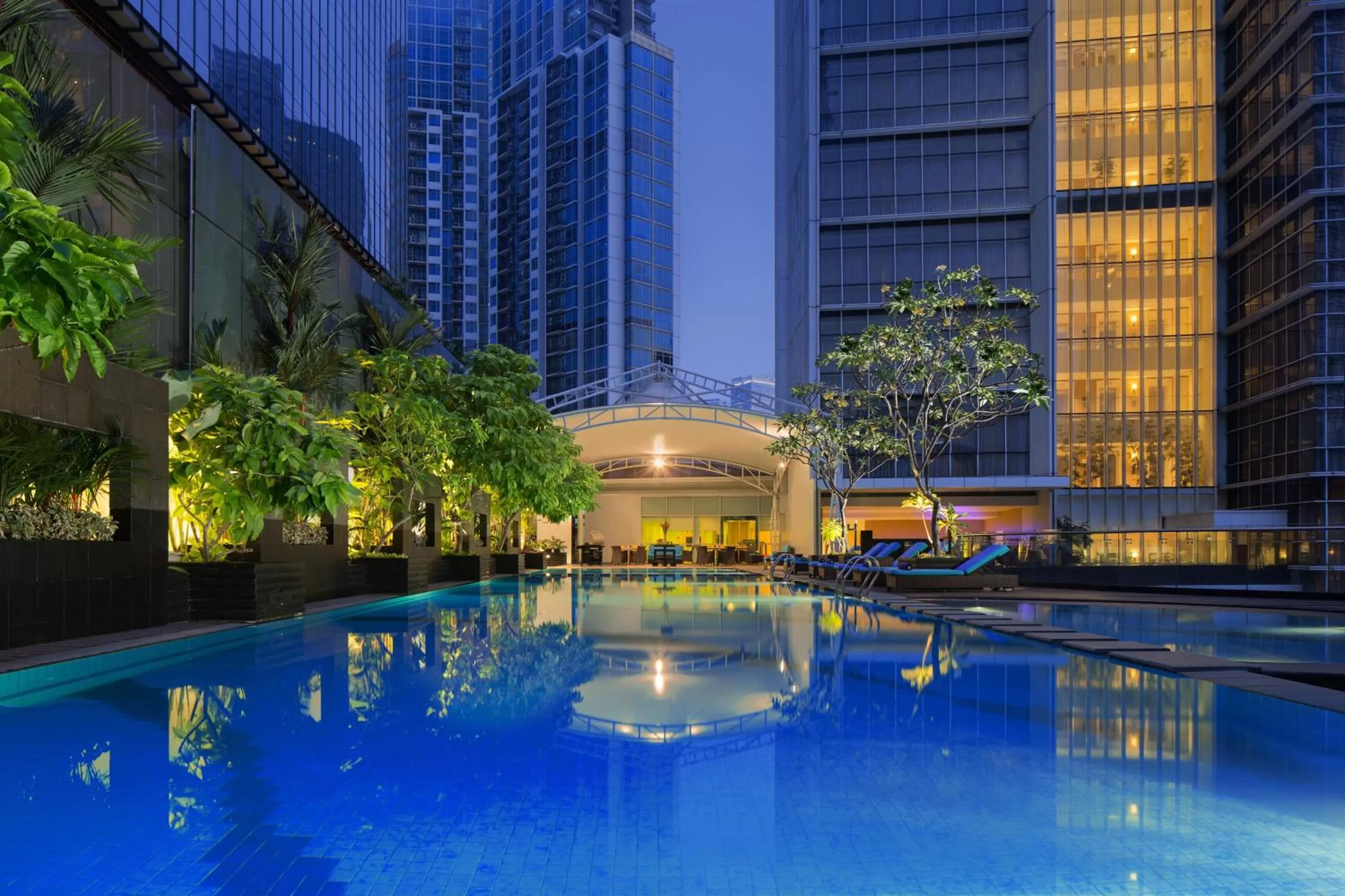 Swimming pool in Oakwood Premier Cozmo Jakarta
