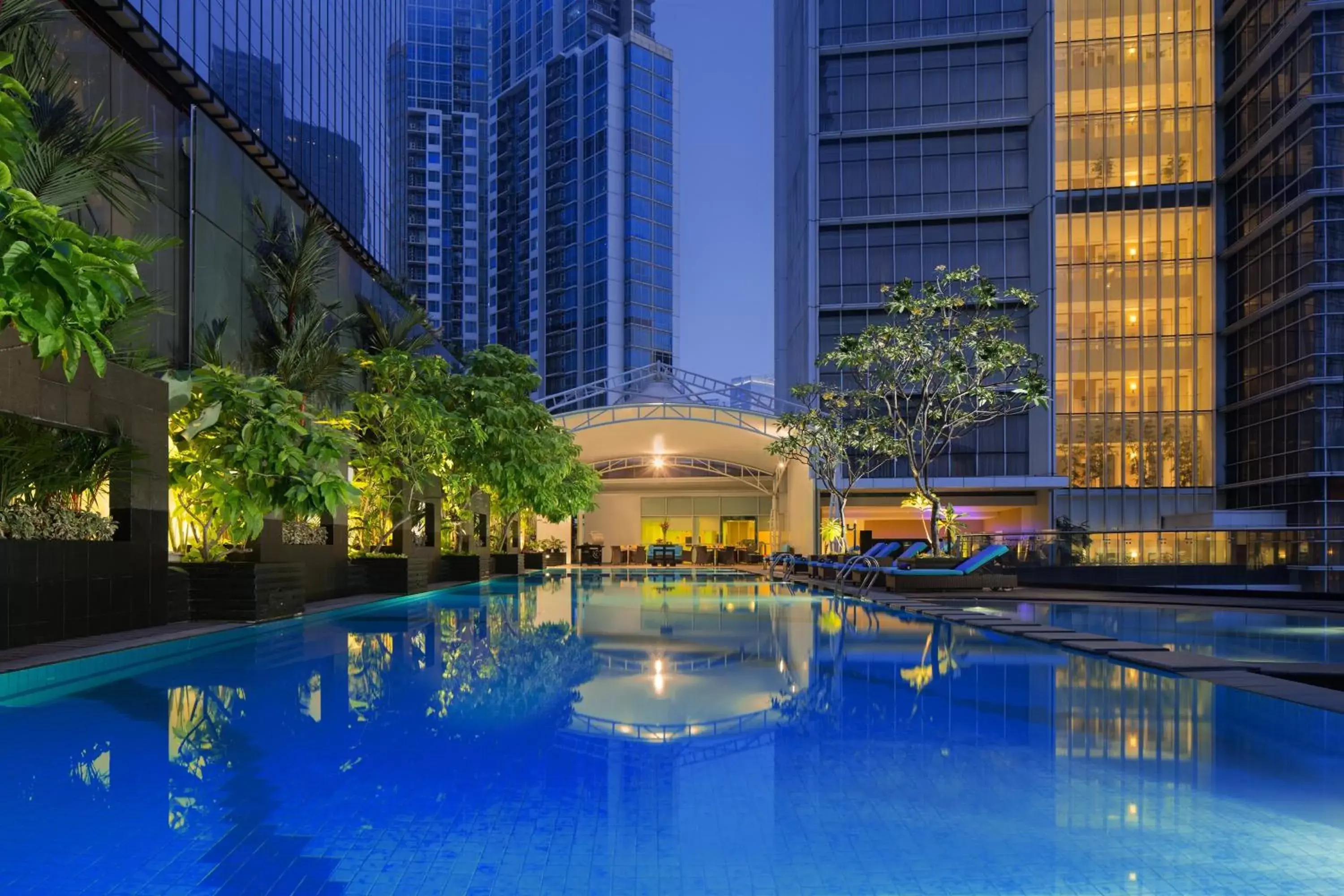 Pool view in Oakwood Premier Cozmo Jakarta Pool view in Oakwood Premier Cozmo Jakarta